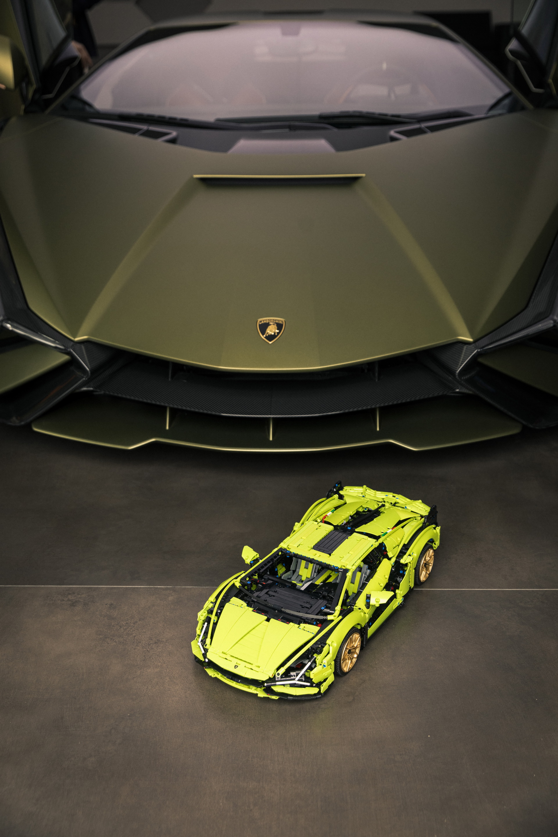 LEGO Technic Lamborghini Sian FKP 37 Is A 3,696 (Master)Piece 1:8 Scale Model