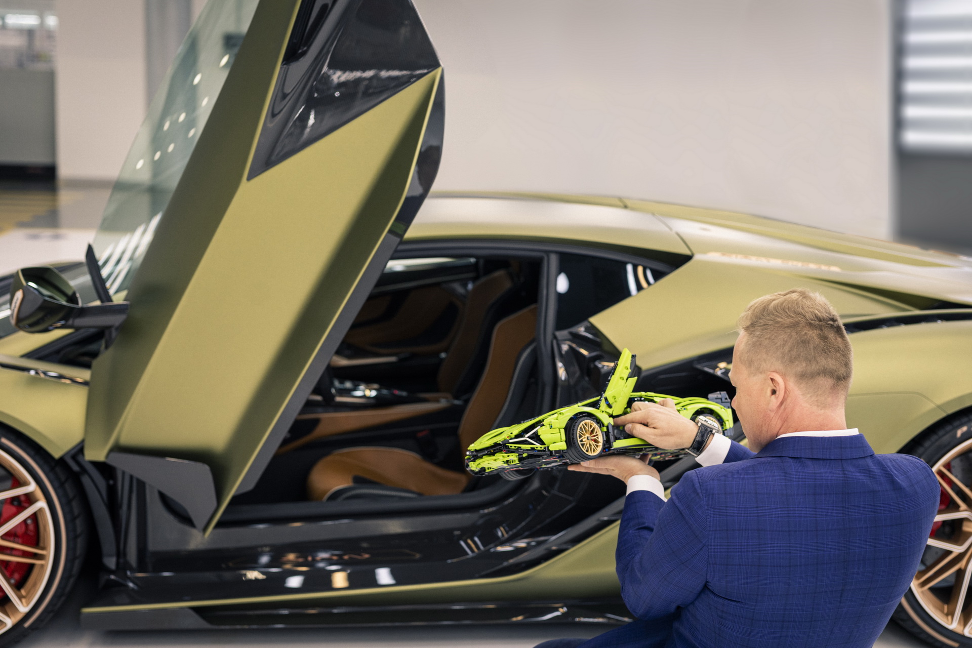 LEGO Technic Lamborghini Sian FKP 37 Is A 3,696 (Master)Piece 1:8 Scale Model