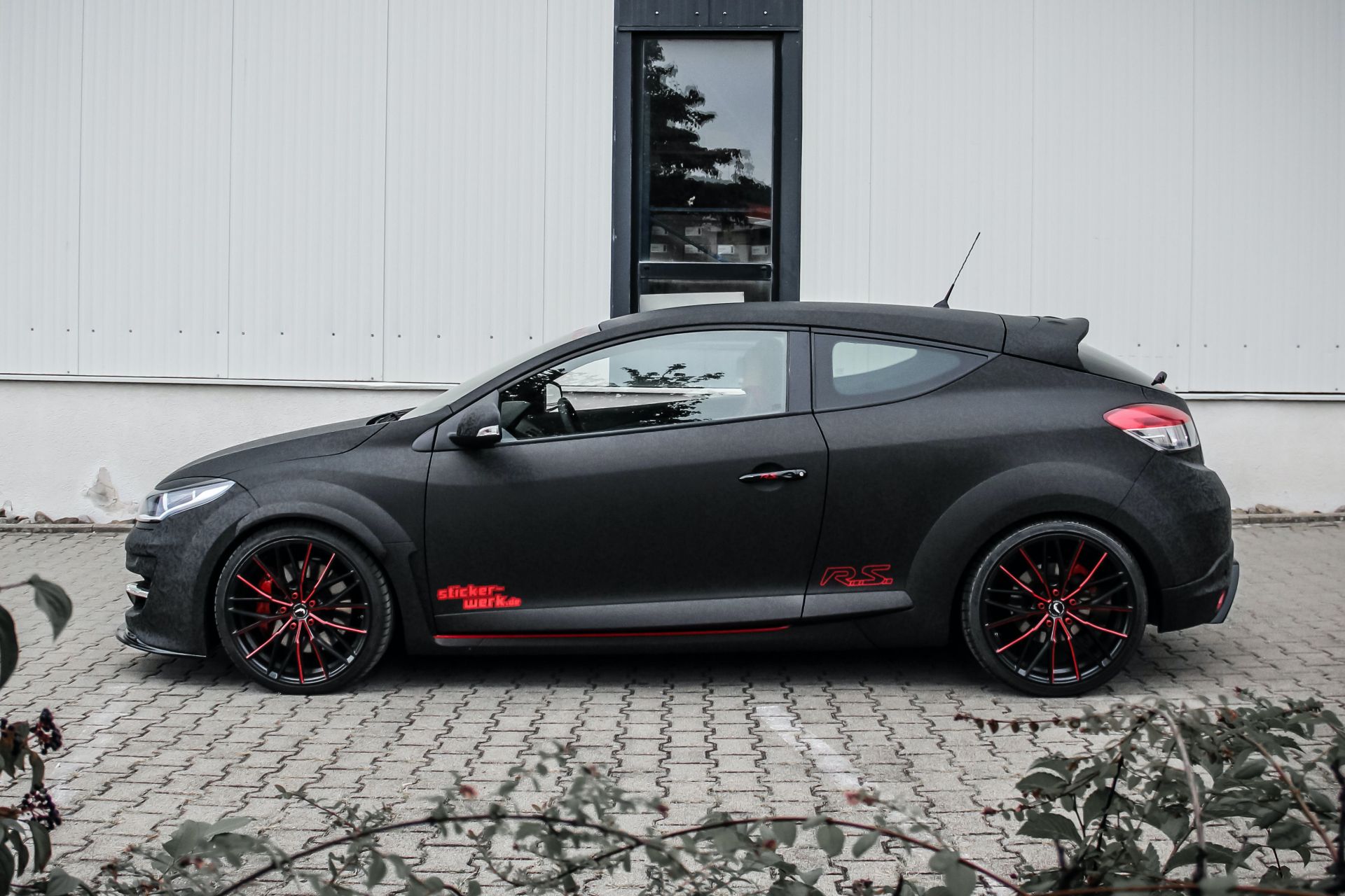 Older Renault Megane RS Coupe Is High On Psychedelic Color Shifting Wrap