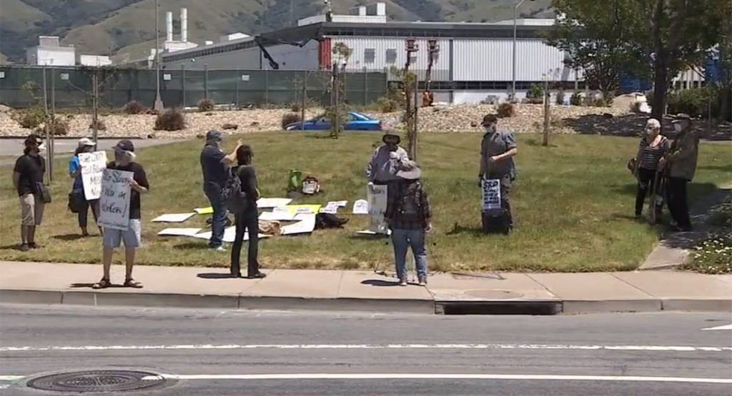  Protesters Gathered Outside Tesla’s Reopened Plant, Claim Musk Should Be Arrested