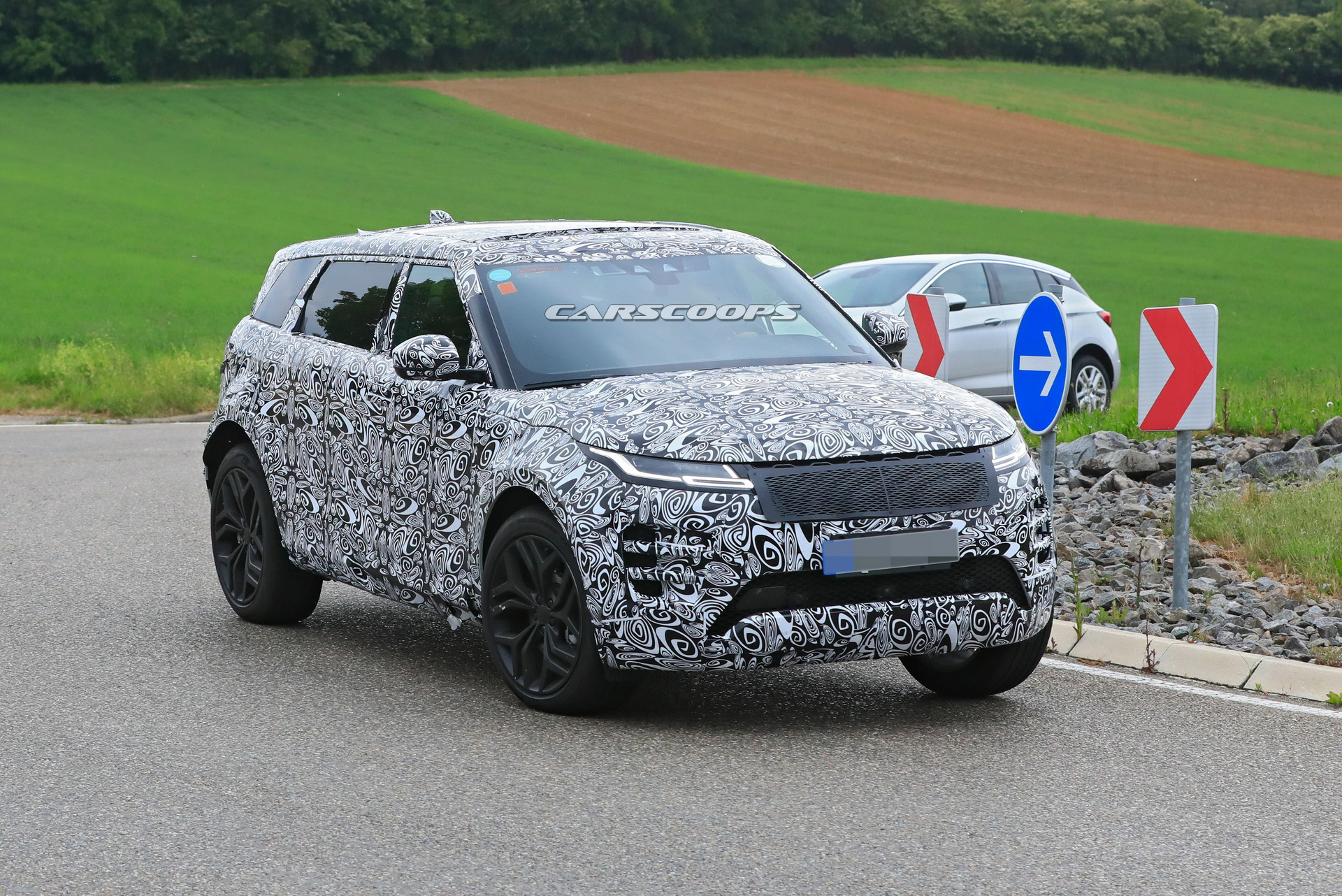 New Range Rover Evoque LWB Model Could Make Regular Evoque Obsolete