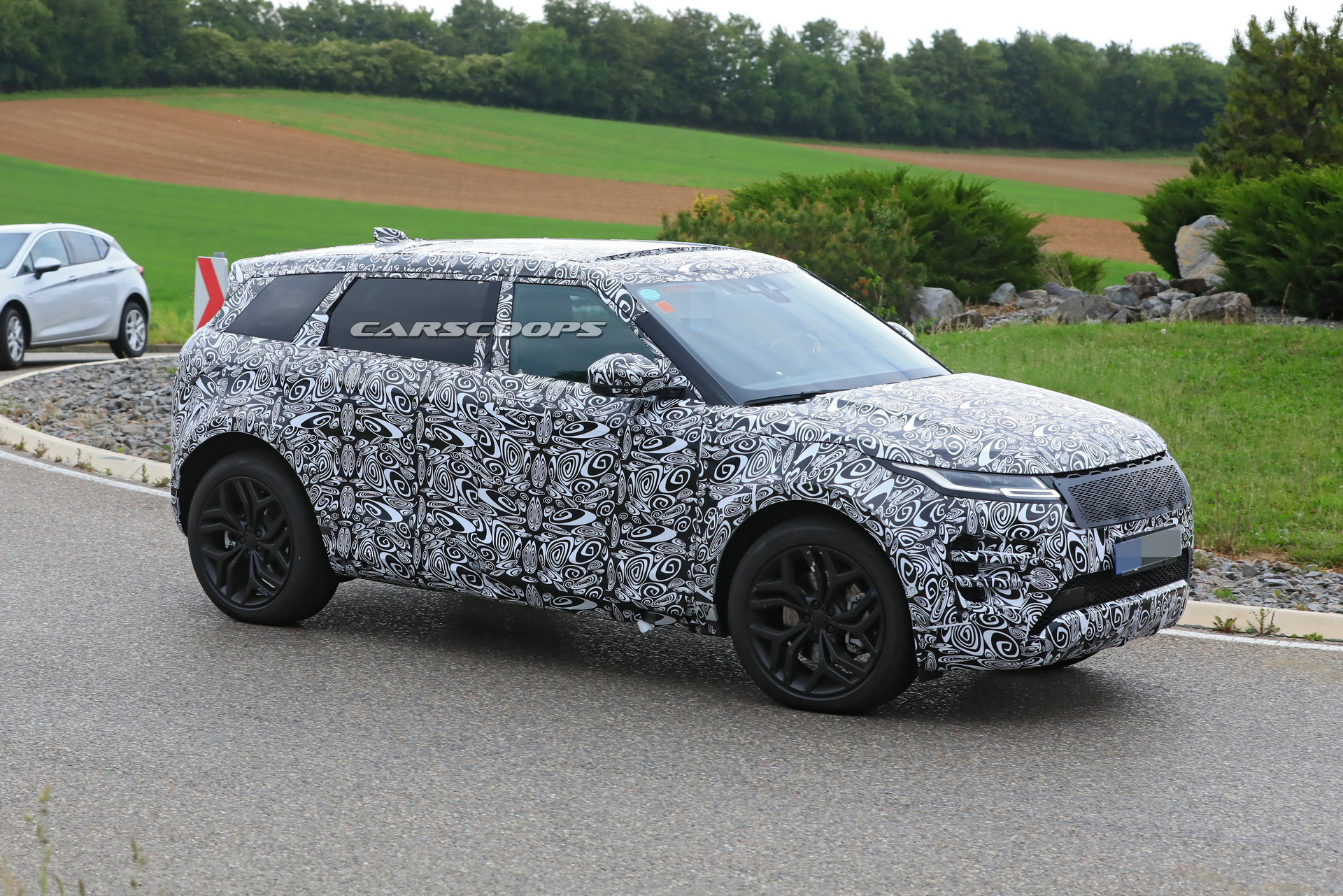 New Range Rover Evoque LWB Model Could Make Regular Evoque Obsolete