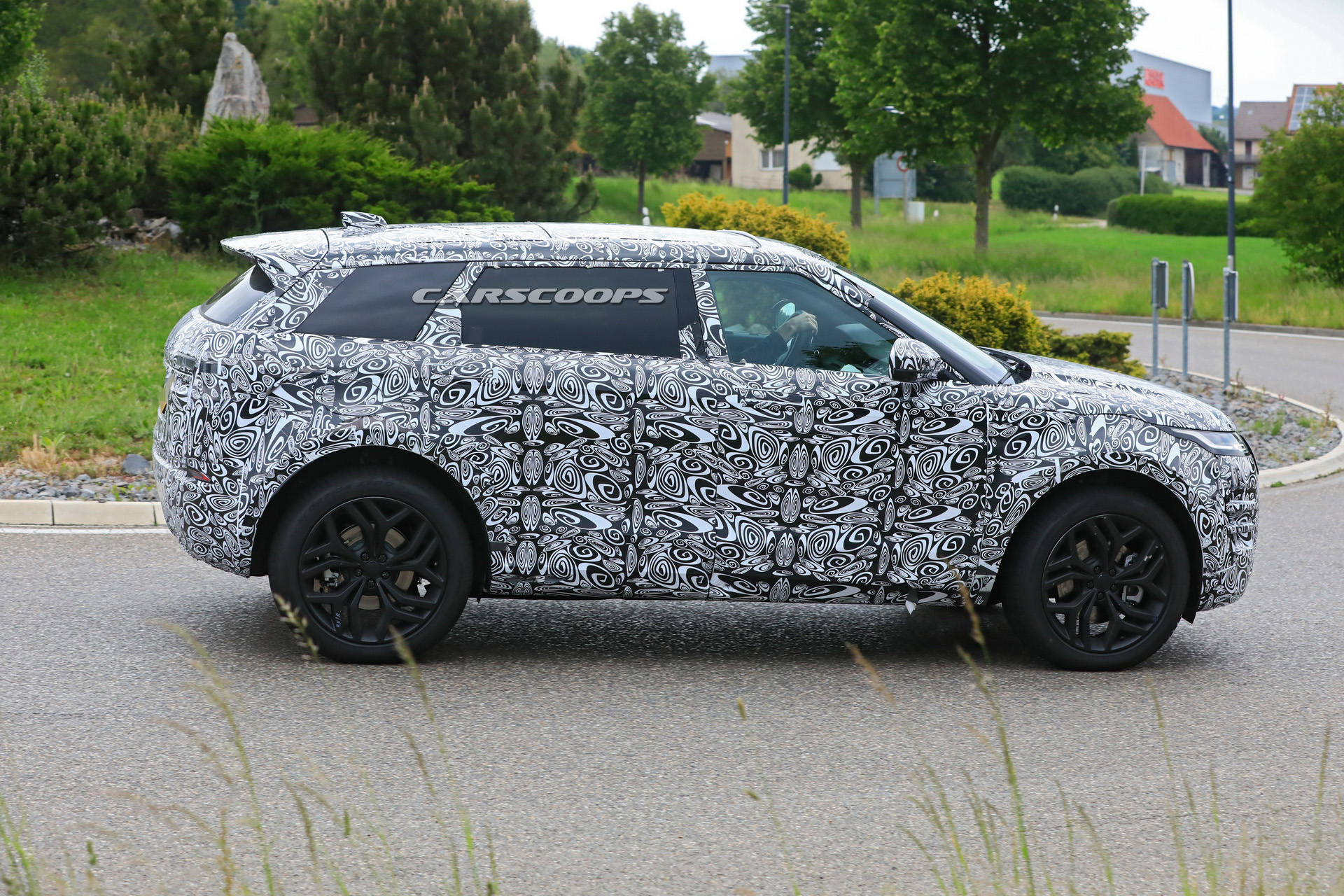 New Range Rover Evoque LWB Model Could Make Regular Evoque Obsolete
