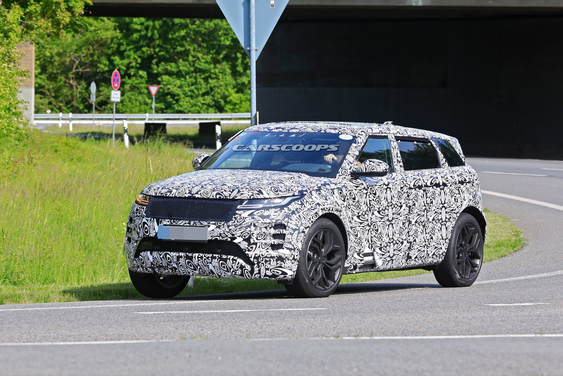 New Range Rover Evoque LWB Model Could Make Regular Evoque Obsolete