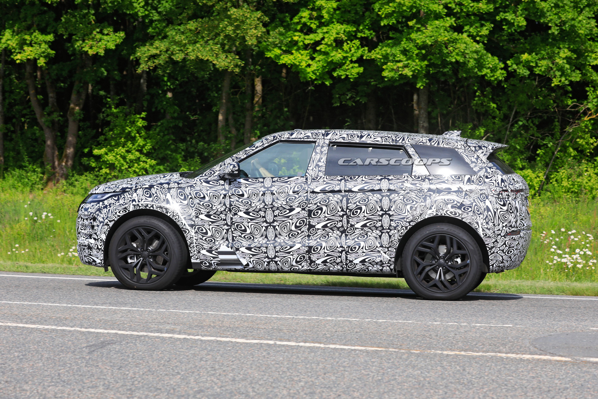 New Range Rover Evoque LWB Model Could Make Regular Evoque Obsolete