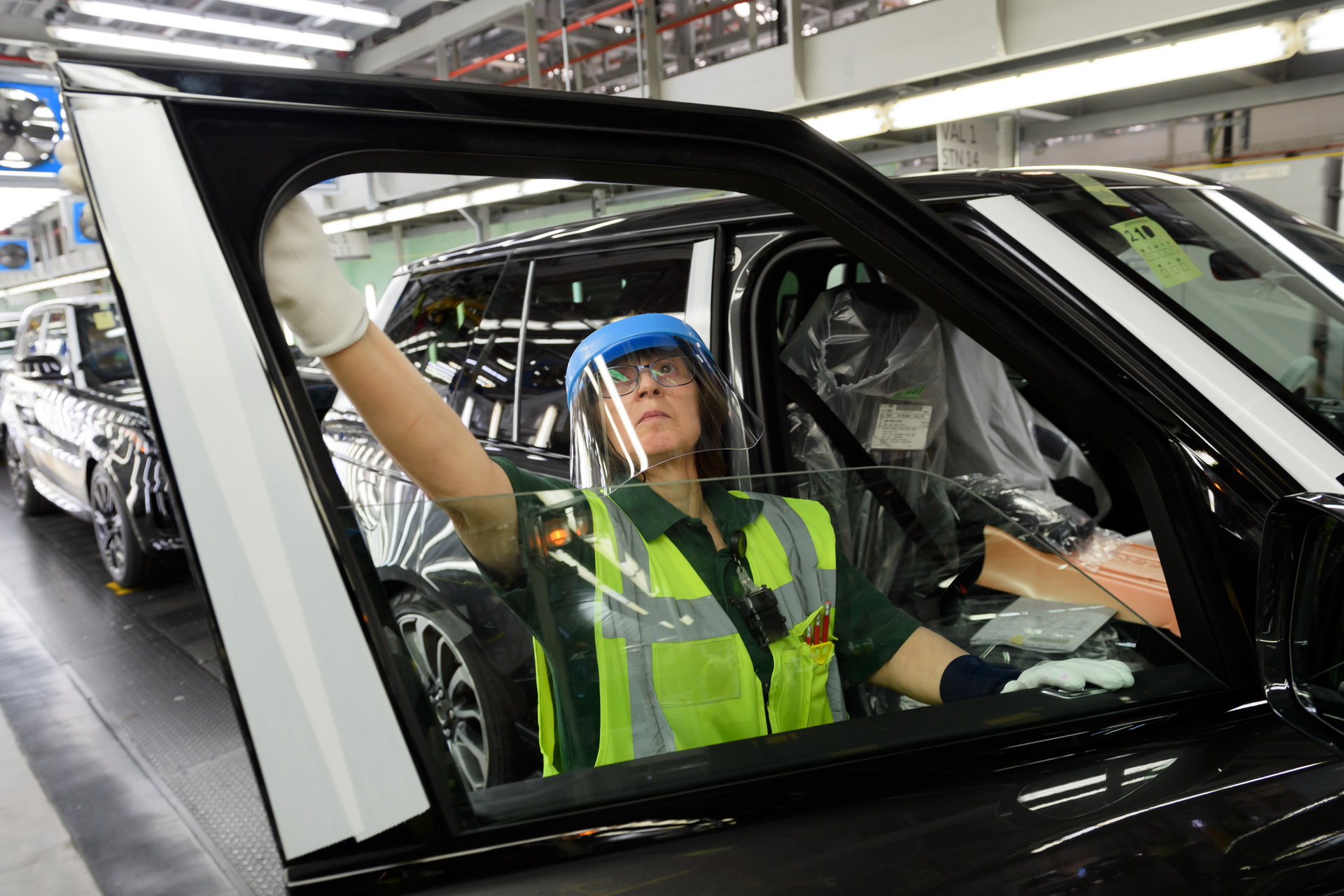 First Range Rover Made Under Social Distancing Guidelines Rolls Off The Line