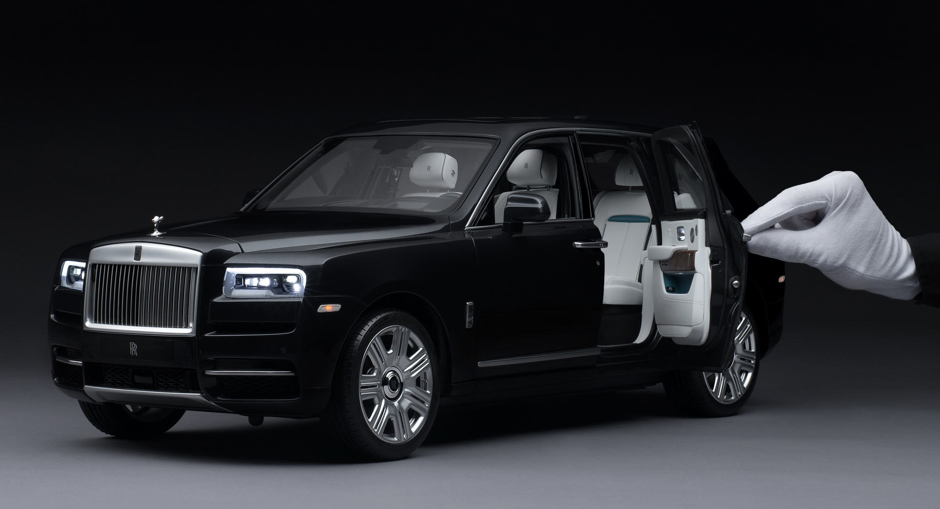 Rolls-Royce Made 30 Attempts To Paint This Bespoke Cullinan