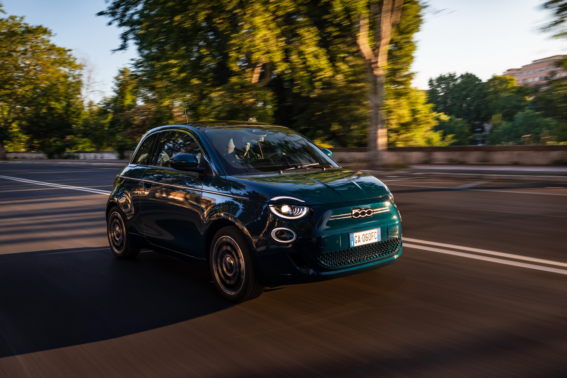 Fiat’s New Electric 500 Hatchback Debuts In Special ‘La Prima’ Edition