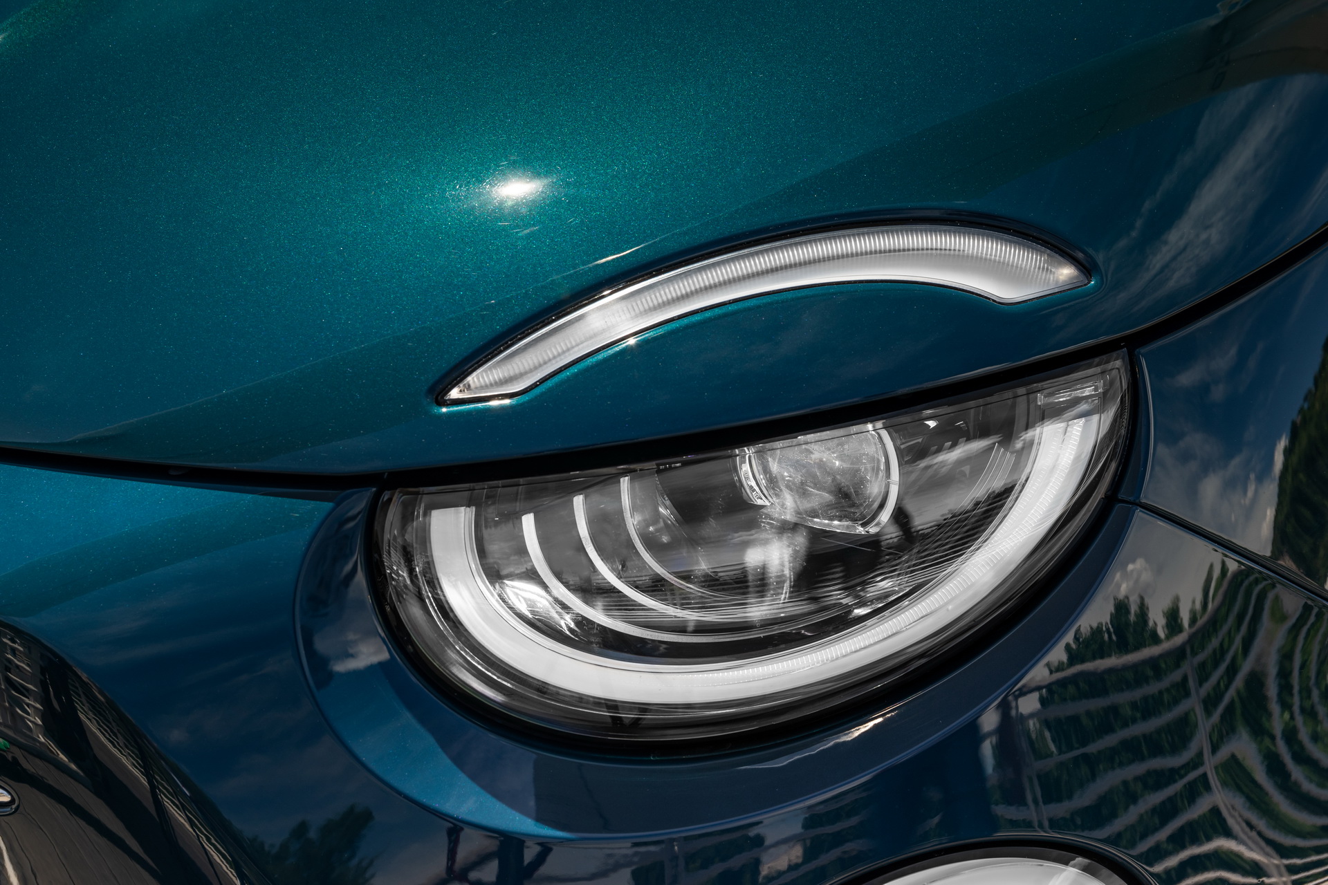 Fiat’s New Electric 500 Hatchback Debuts In Special ‘La Prima’ Edition