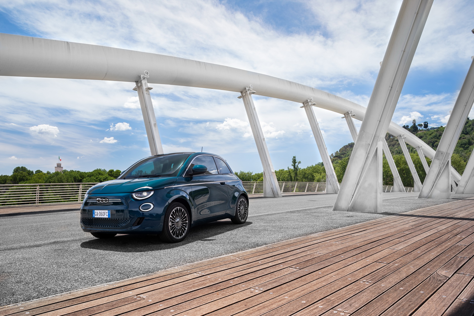 Fiat’s New Electric 500 Hatchback Debuts In Special ‘La Prima’ Edition