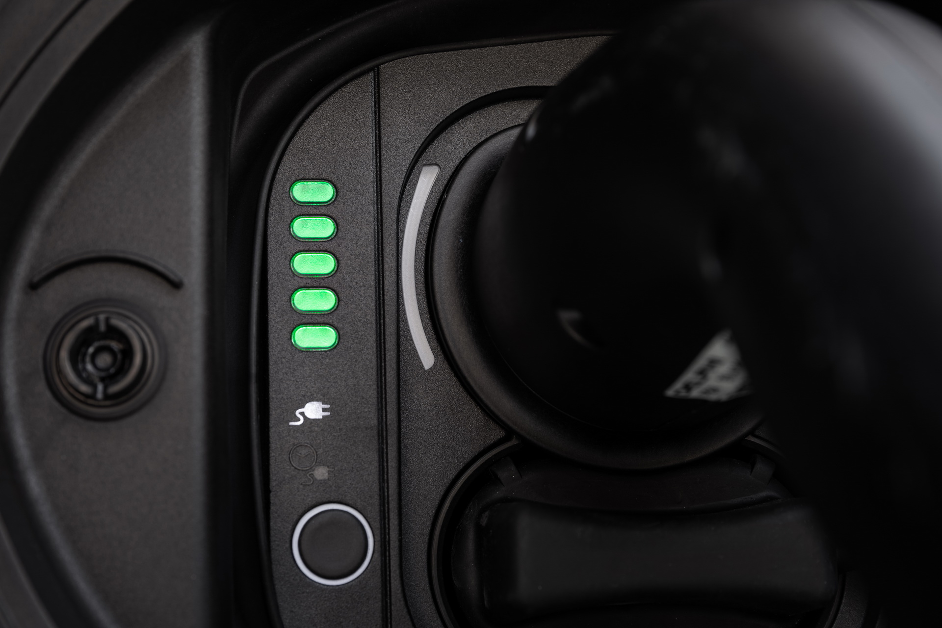 Fiat’s New Electric 500 Hatchback Debuts In Special ‘La Prima’ Edition