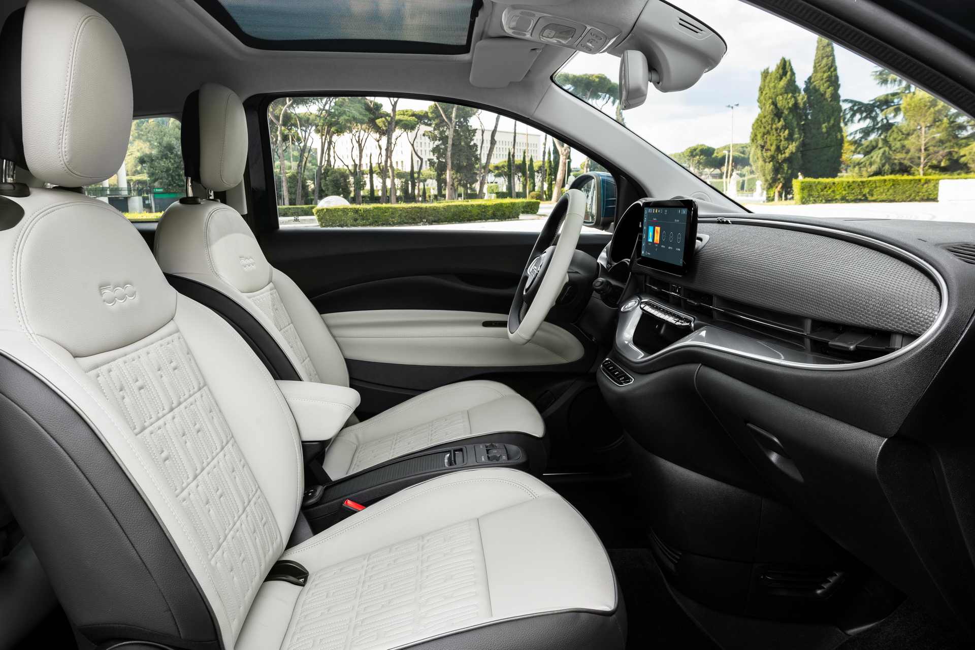 Fiat’s New Electric 500 Hatchback Debuts In Special ‘La Prima’ Edition