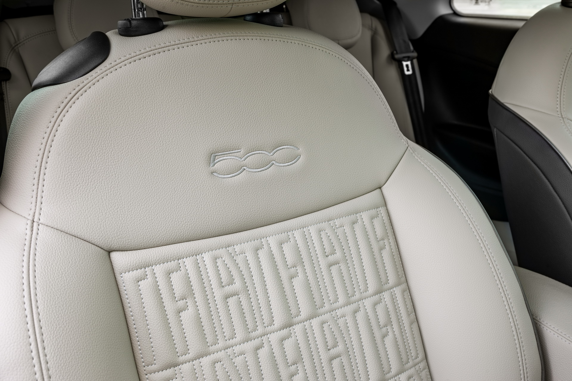 Fiat’s New Electric 500 Hatchback Debuts In Special ‘La Prima’ Edition