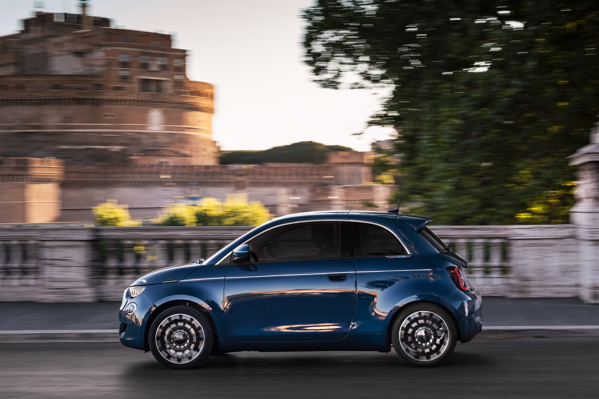 Fiat’s New Electric 500 Hatchback Debuts In Special ‘La Prima’ Edition
