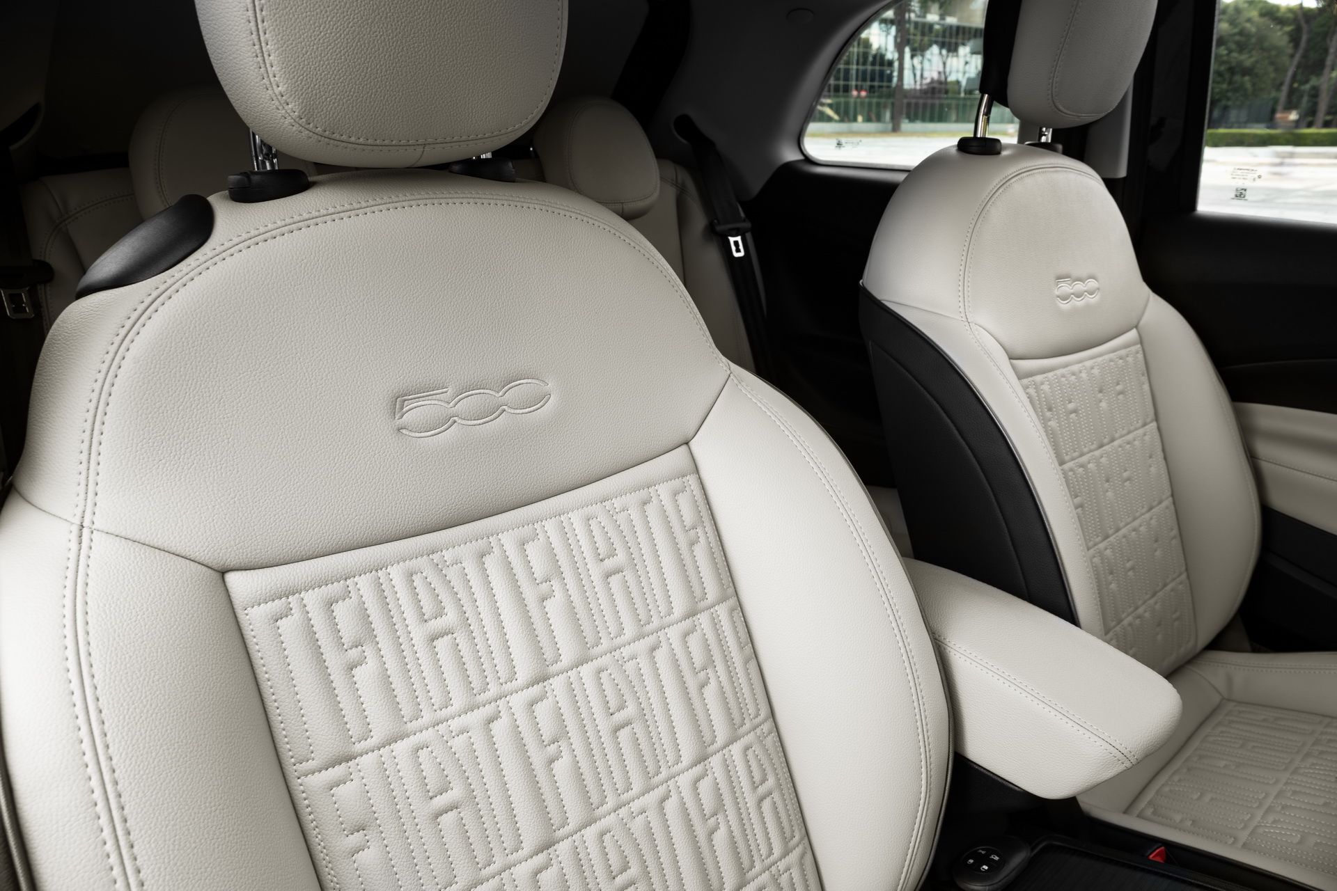 Fiat’s New Electric 500 Hatchback Debuts In Special ‘La Prima’ Edition