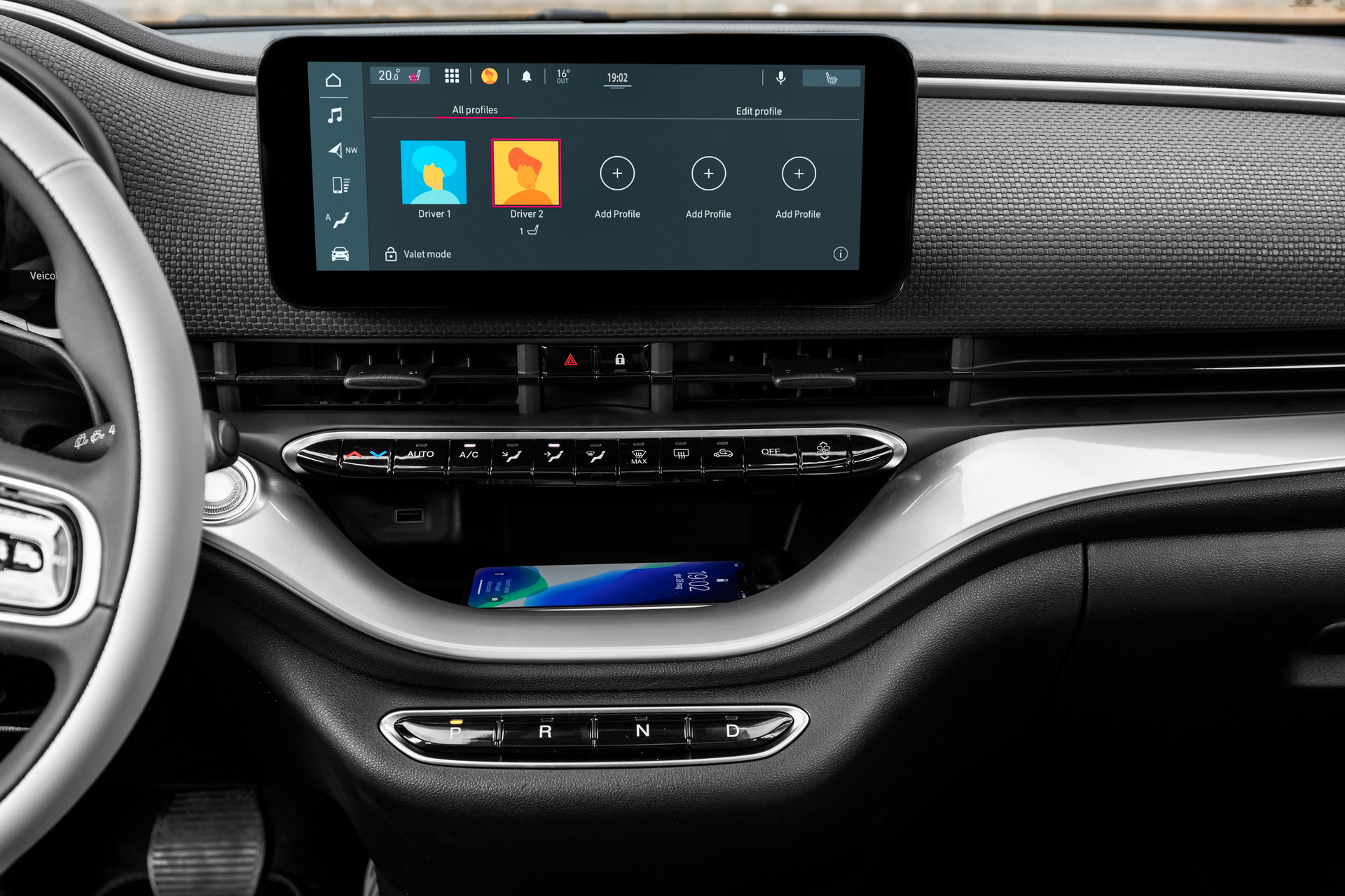 Fiat’s New Electric 500 Hatchback Debuts In Special ‘La Prima’ Edition