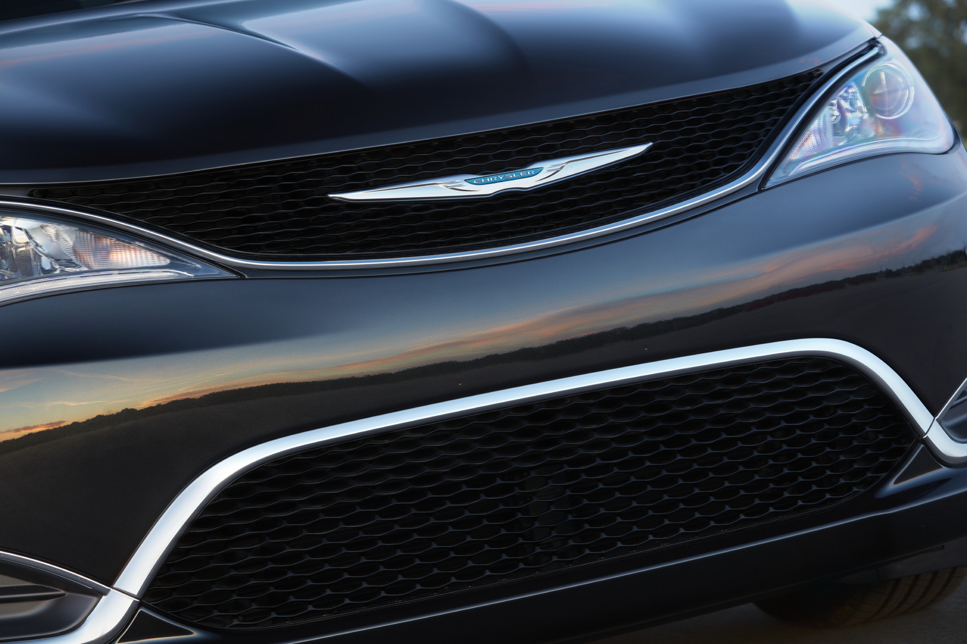 Chrysler Recommends Pacifica Hybrid Owners Not To Park Near Other Cars Or In Garages Due To Fire Risk