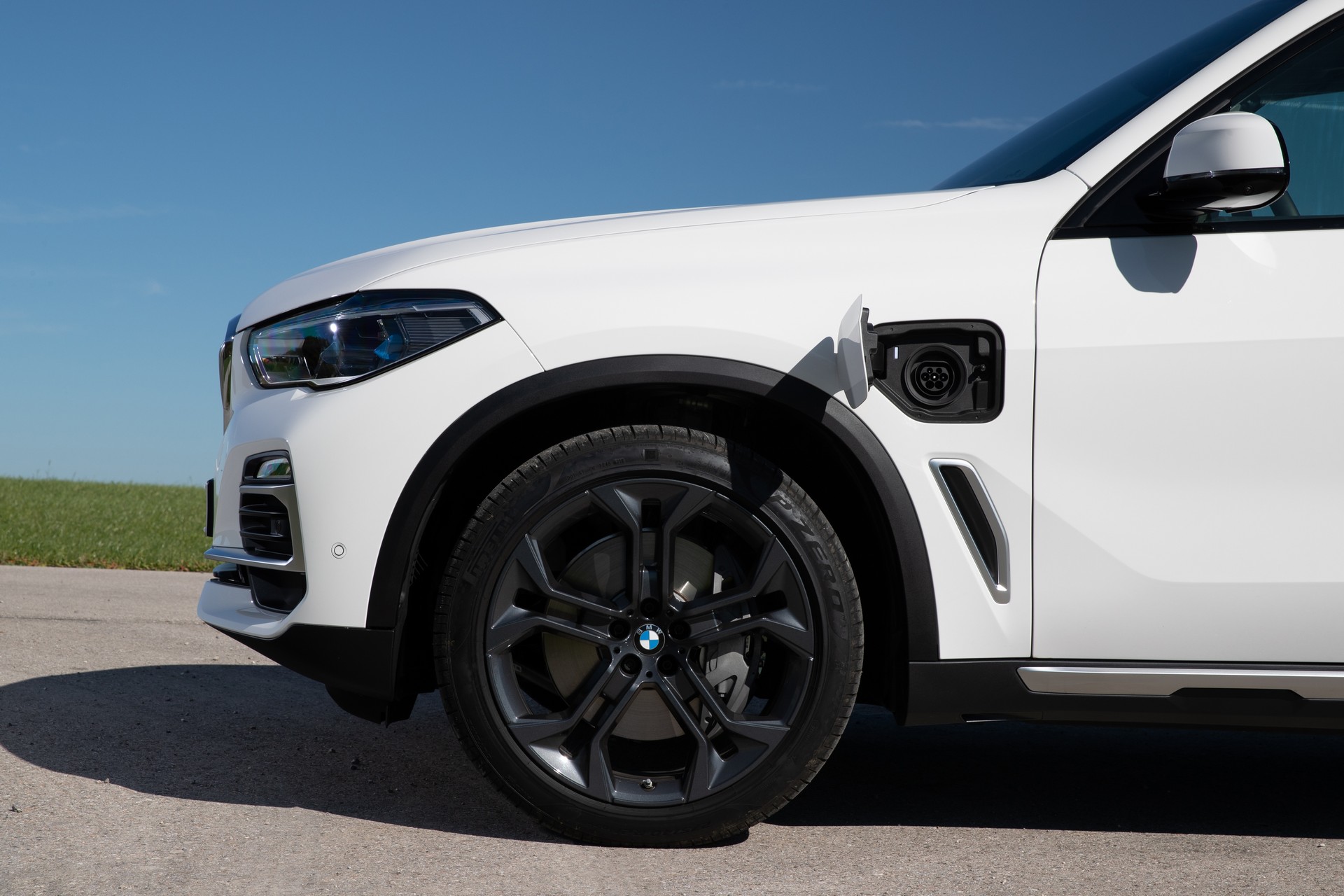BMW X5 Plug-In Hybrid Comes To America Next Month, Starts A Little Over $65k