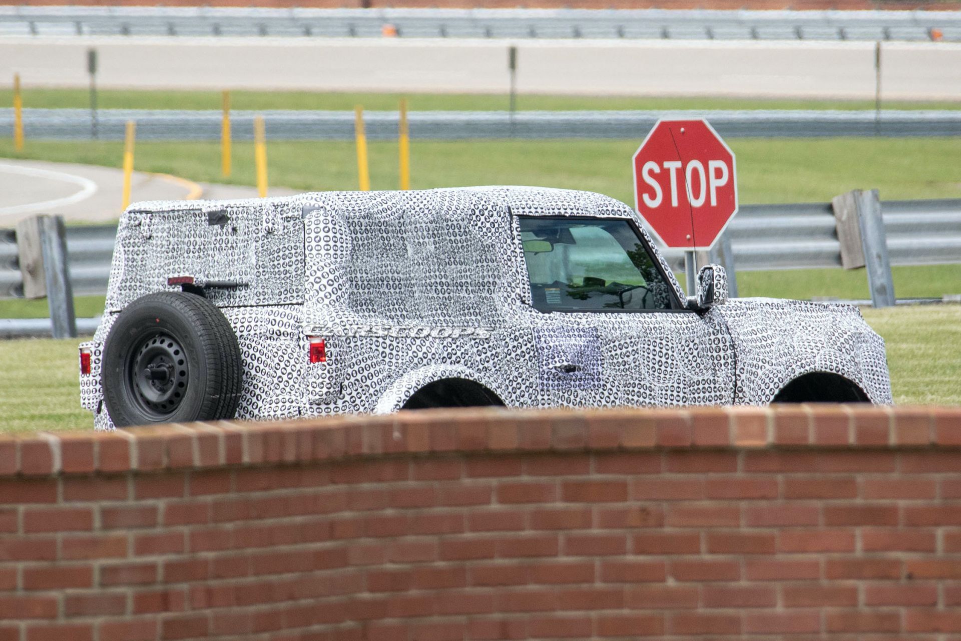 2021 Ford Bronco 2-Door Drops Heavy Roof Camouflage For The First Time