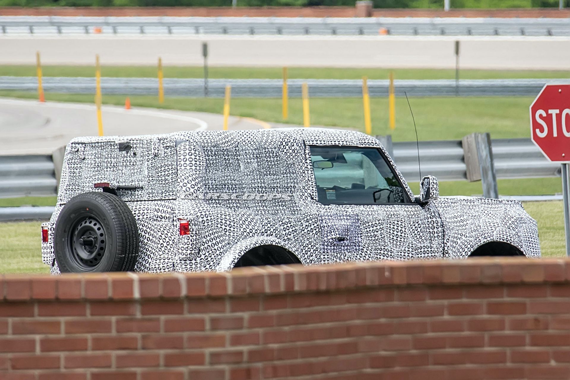 2021 Ford Bronco 2-Door Drops Heavy Roof Camouflage For The First Time