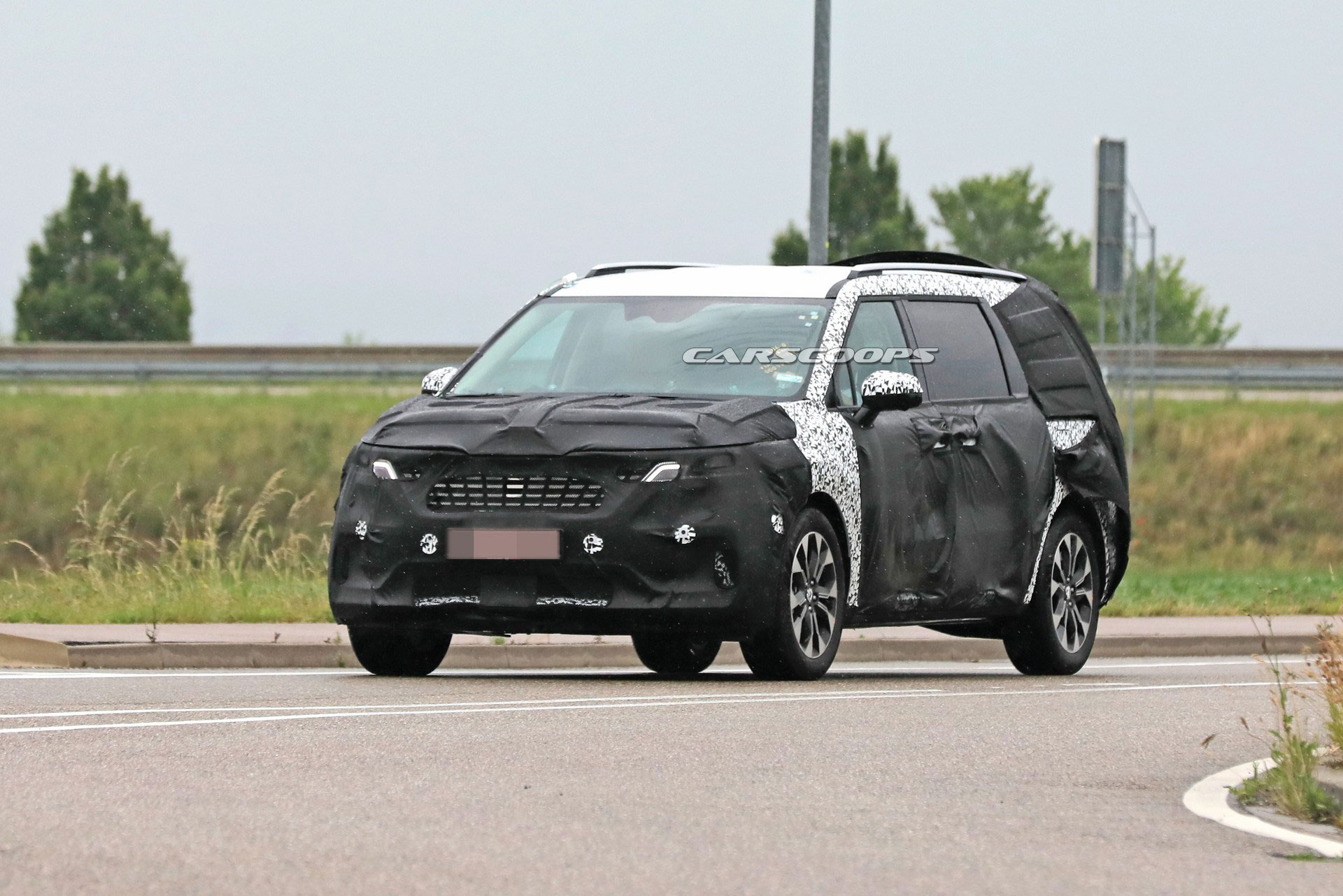 2021 Kia Sedona Minivan Spied, Could Offer Hybrid Powertrains