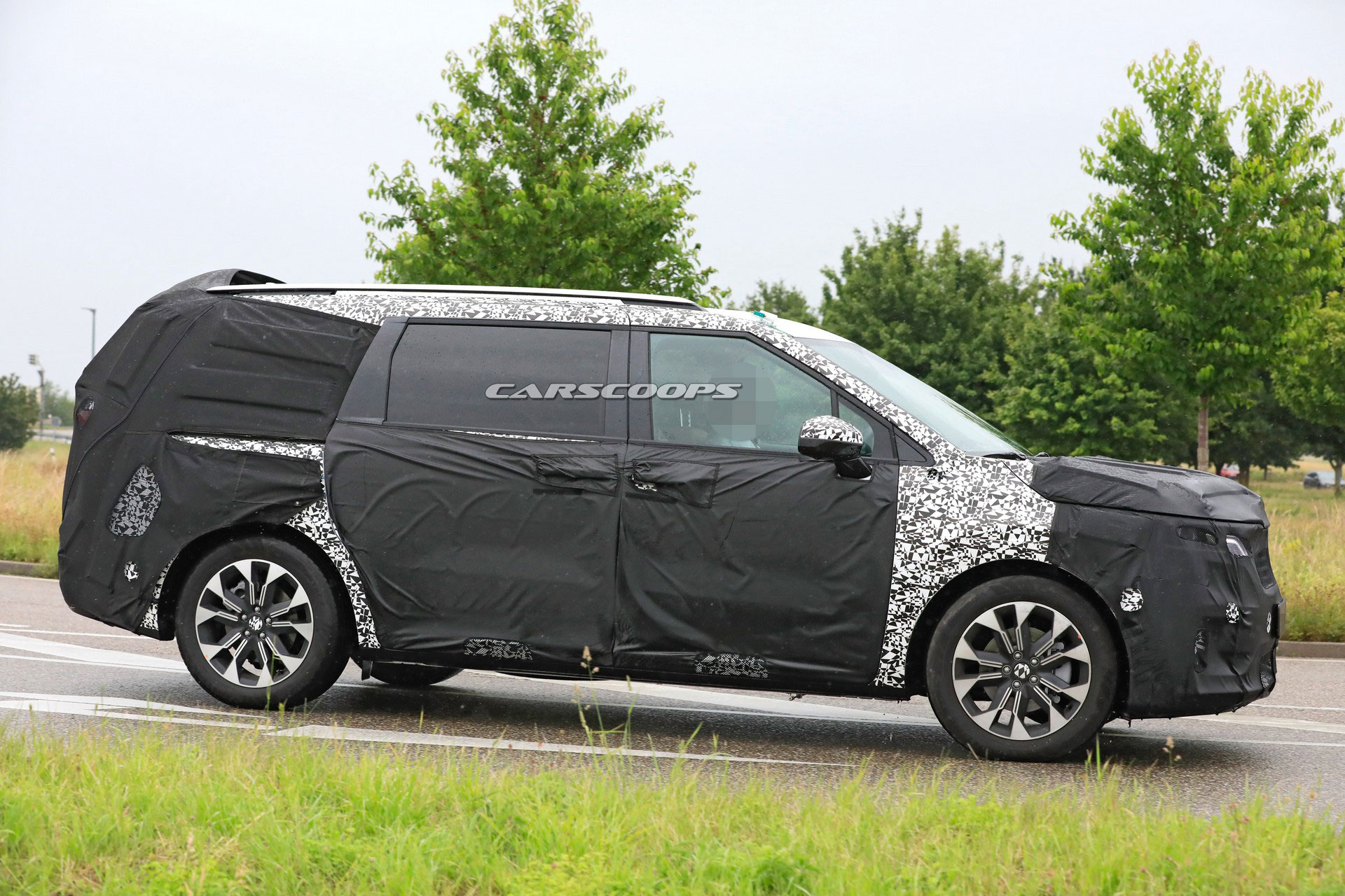 2021 Kia Sedona Minivan Spied, Could Offer Hybrid Powertrains