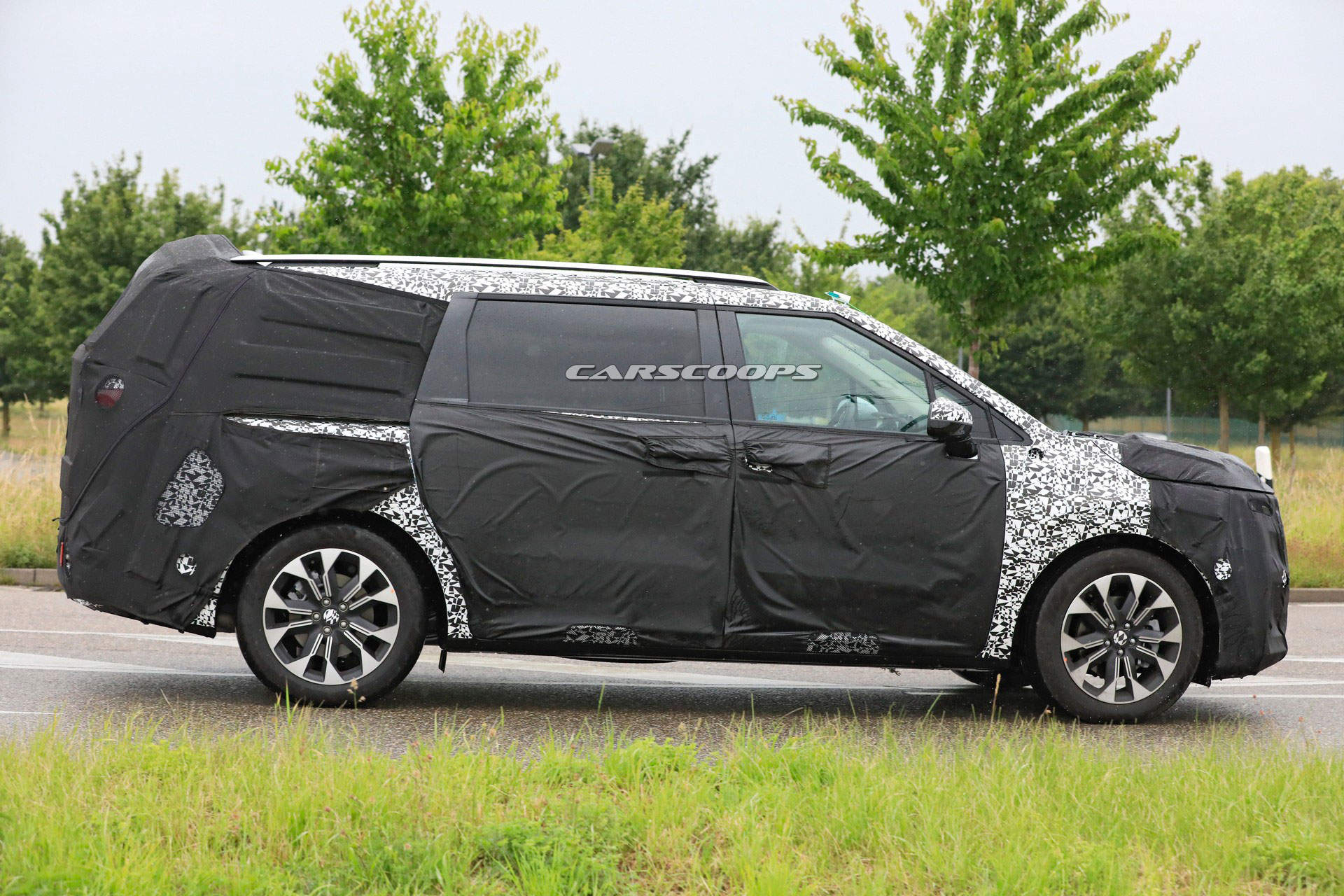 2021 Kia Sedona Minivan Spied, Could Offer Hybrid Powertrains | Carscoops