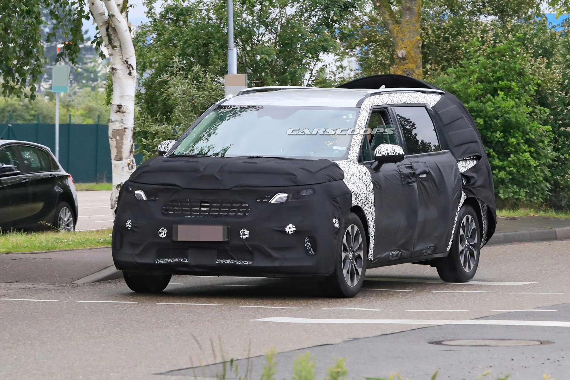 2021 Kia Sedona Minivan Spied, Could Offer Hybrid Powertrains