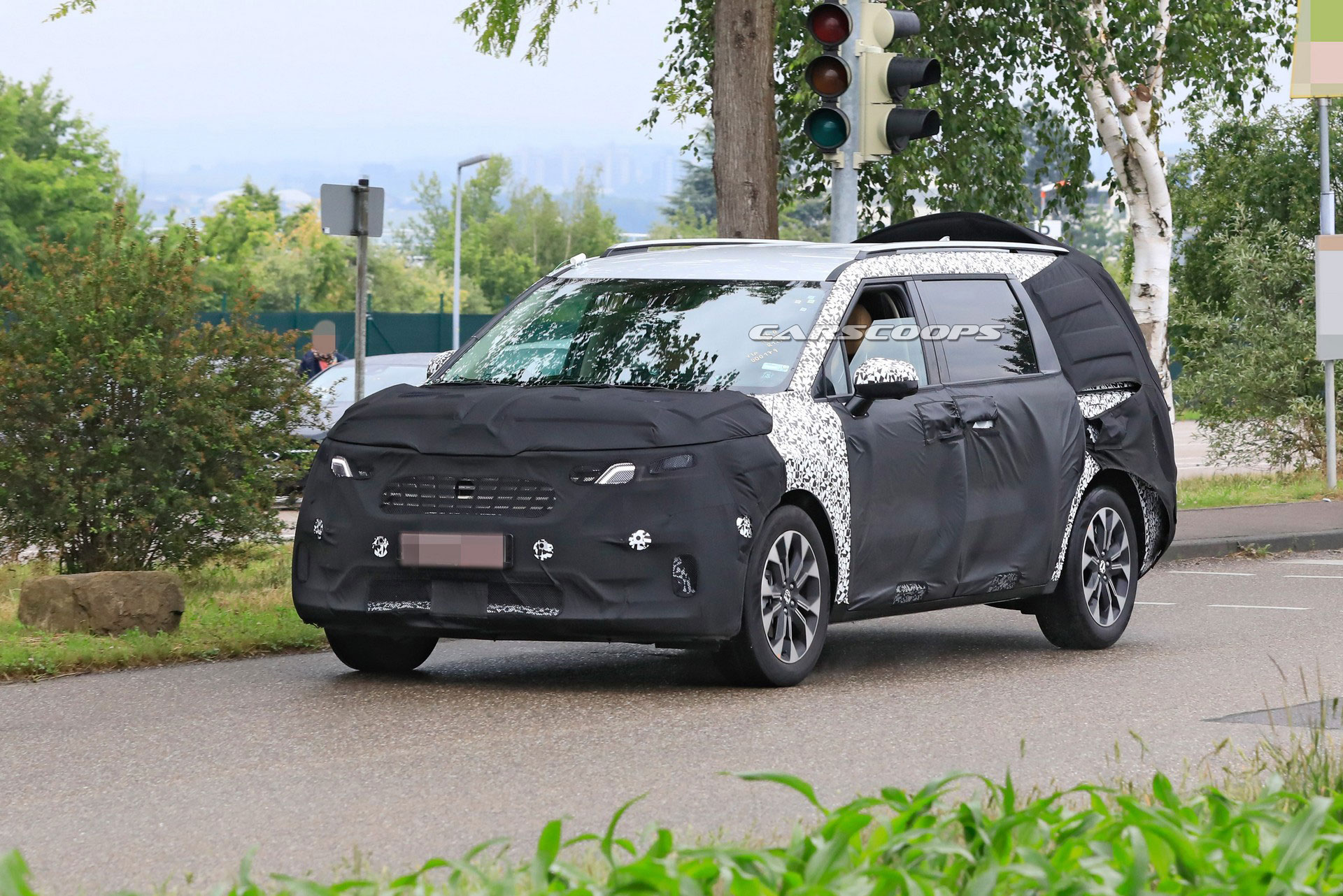 2021 Kia Sedona Minivan Spied, Could Offer Hybrid Powertrains