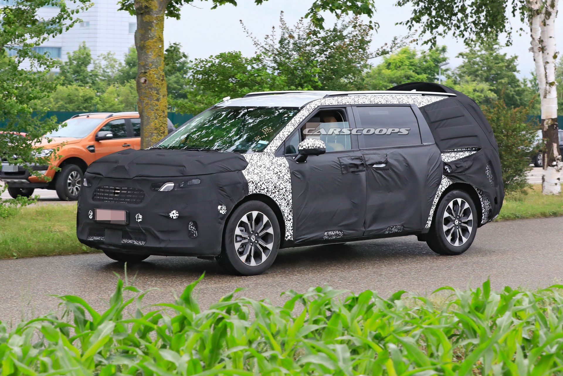 2021 Kia Sedona Minivan Spied, Could Offer Hybrid Powertrains