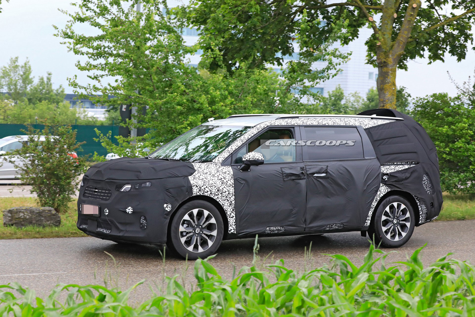 2021 Kia Sedona Minivan Spied, Could Offer Hybrid Powertrains