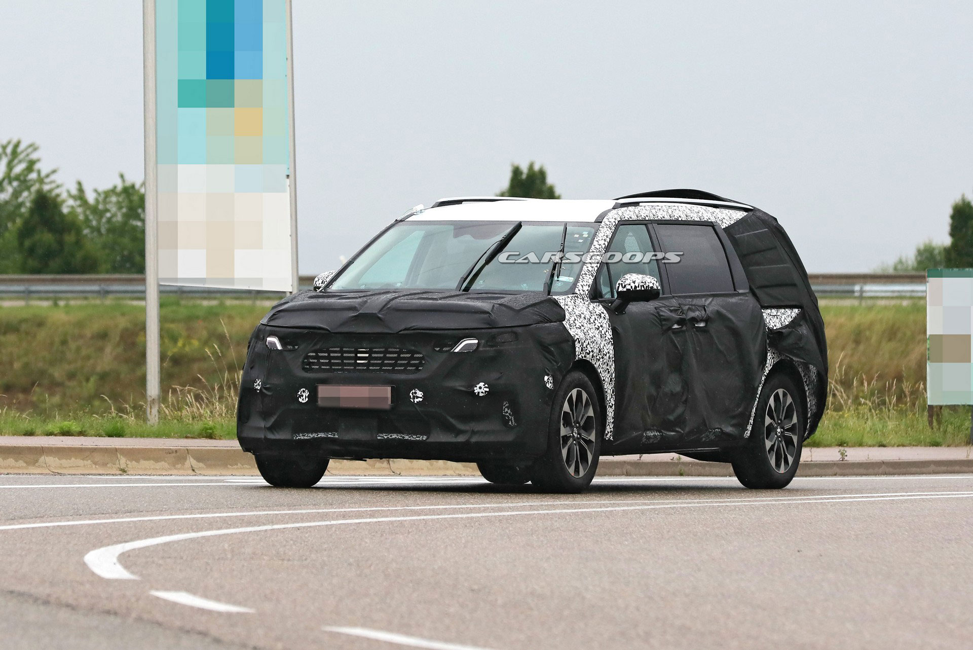 2021 Kia Sedona Minivan Spied, Could Offer Hybrid Powertrains