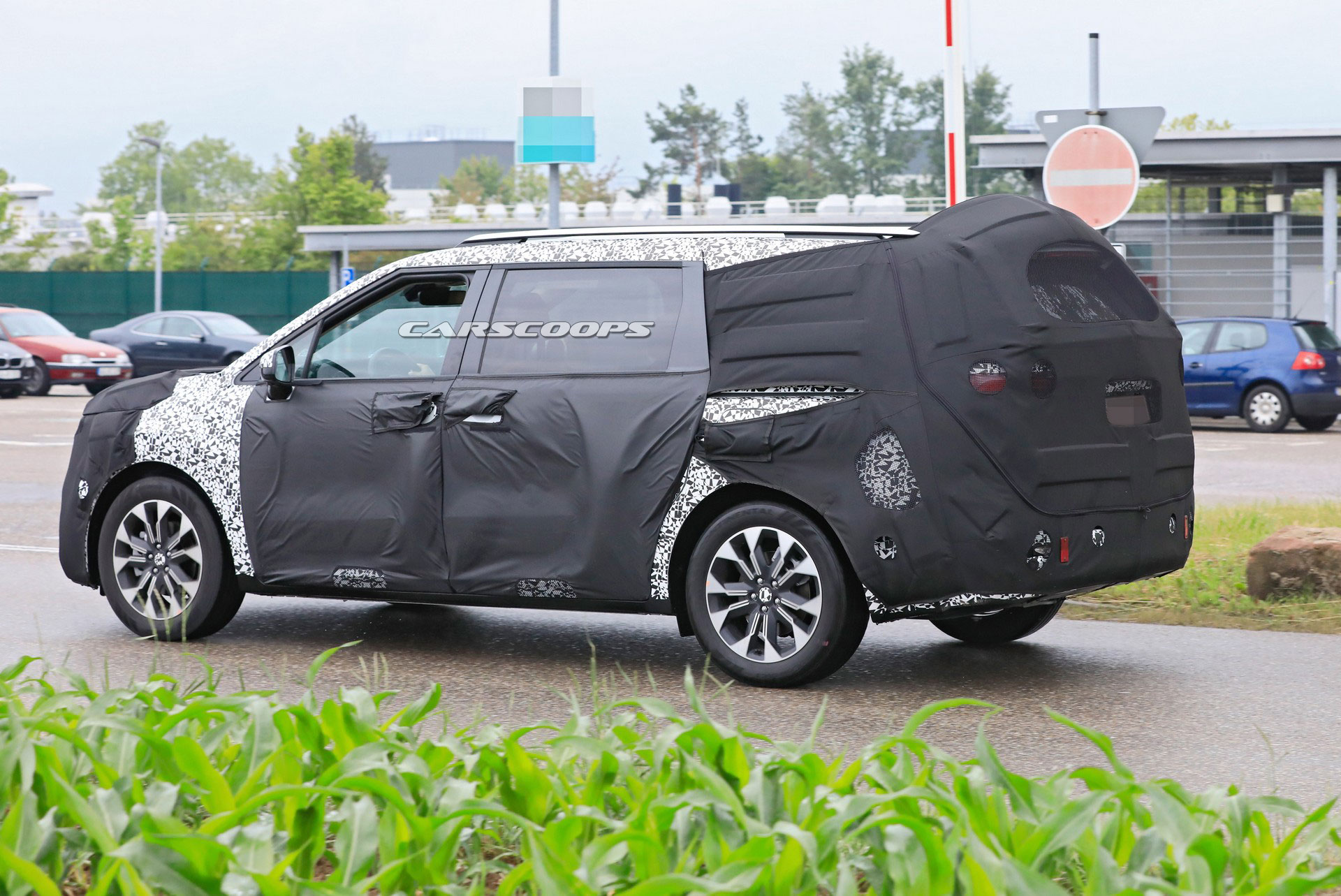 2021 Kia Sedona Minivan Spied, Could Offer Hybrid Powertrains