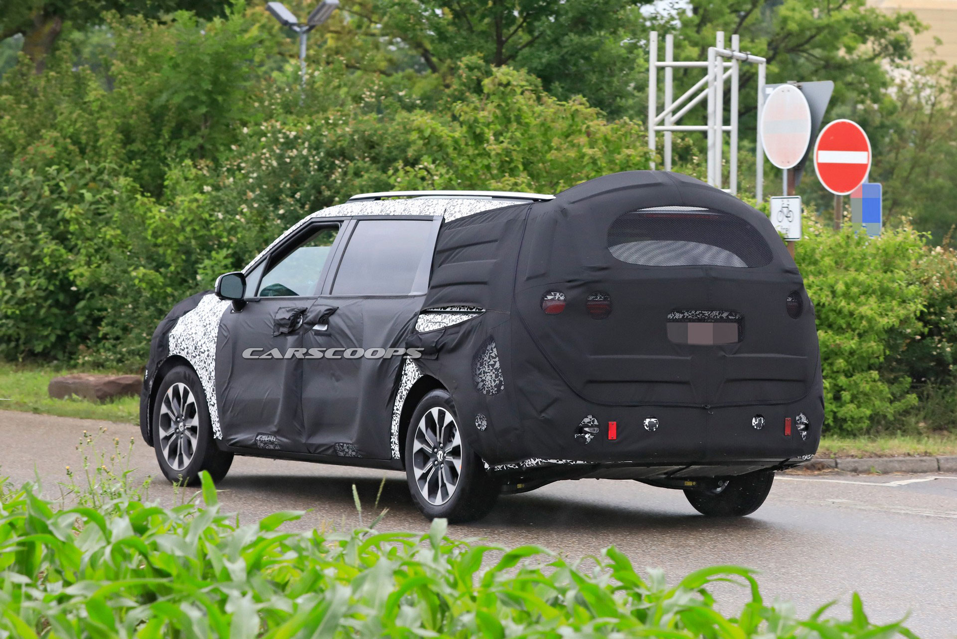 2021 Kia Sedona Minivan Spied, Could Offer Hybrid Powertrains