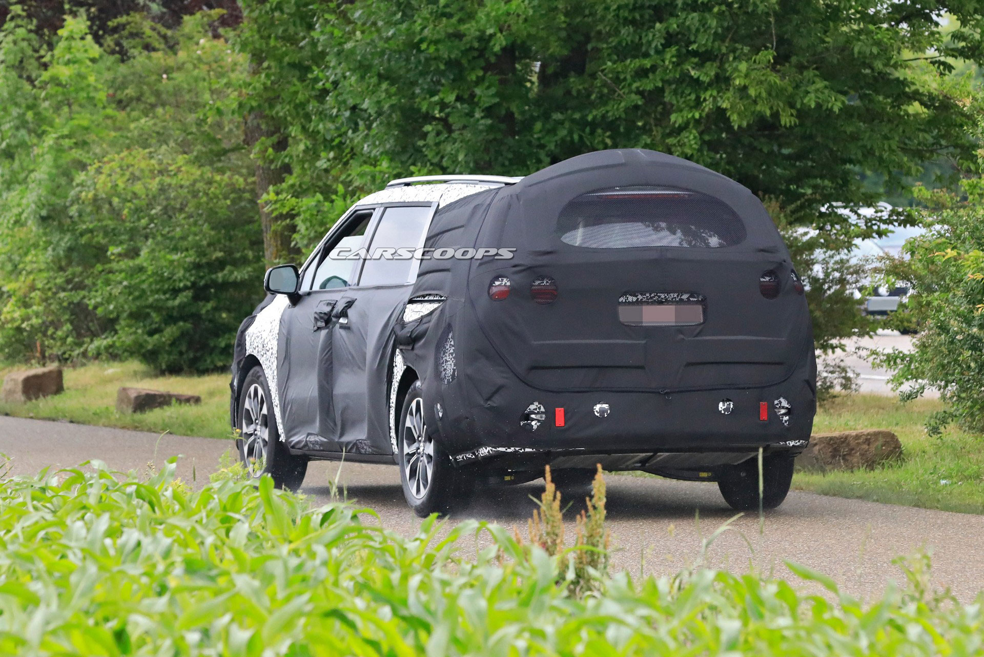 2021 Kia Sedona Minivan Spied, Could Offer Hybrid Powertrains