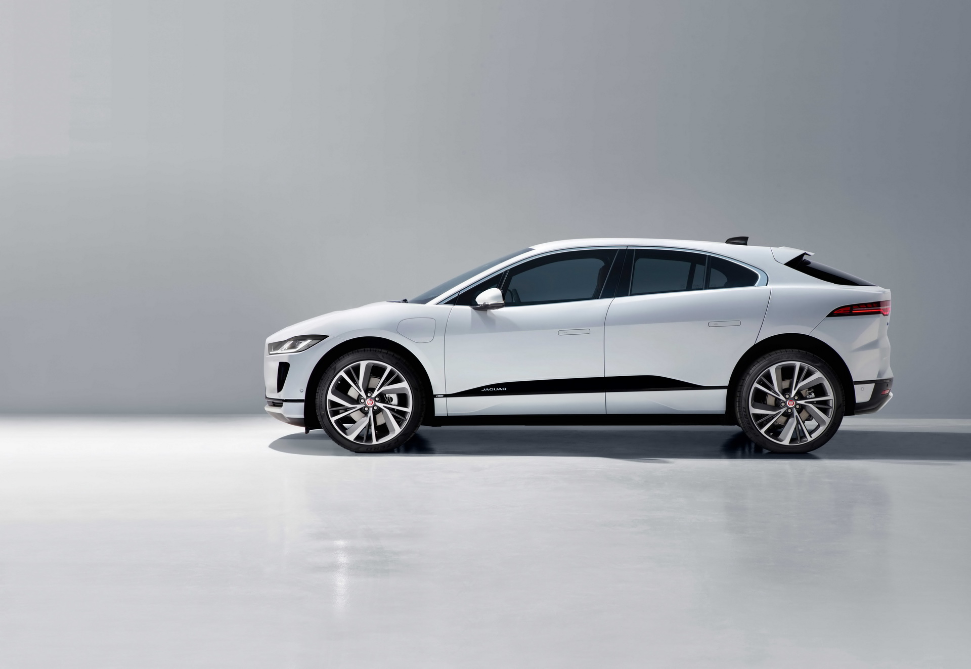 2021 Jaguar I-Pace Unveiled With More Tech, New Visuals