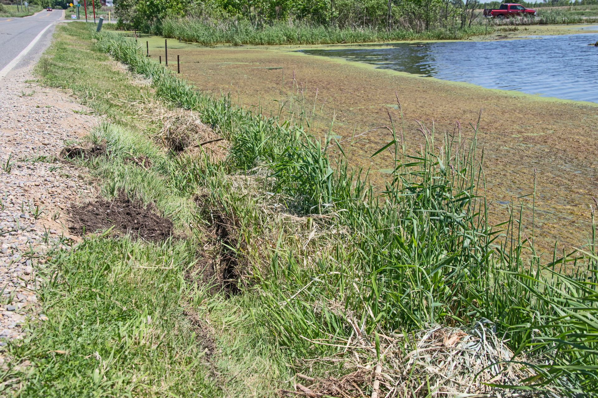 2022 Jeep Grand Wagoneer Gets Stuck On Muddy Shoulder, Tow Truck Saves It