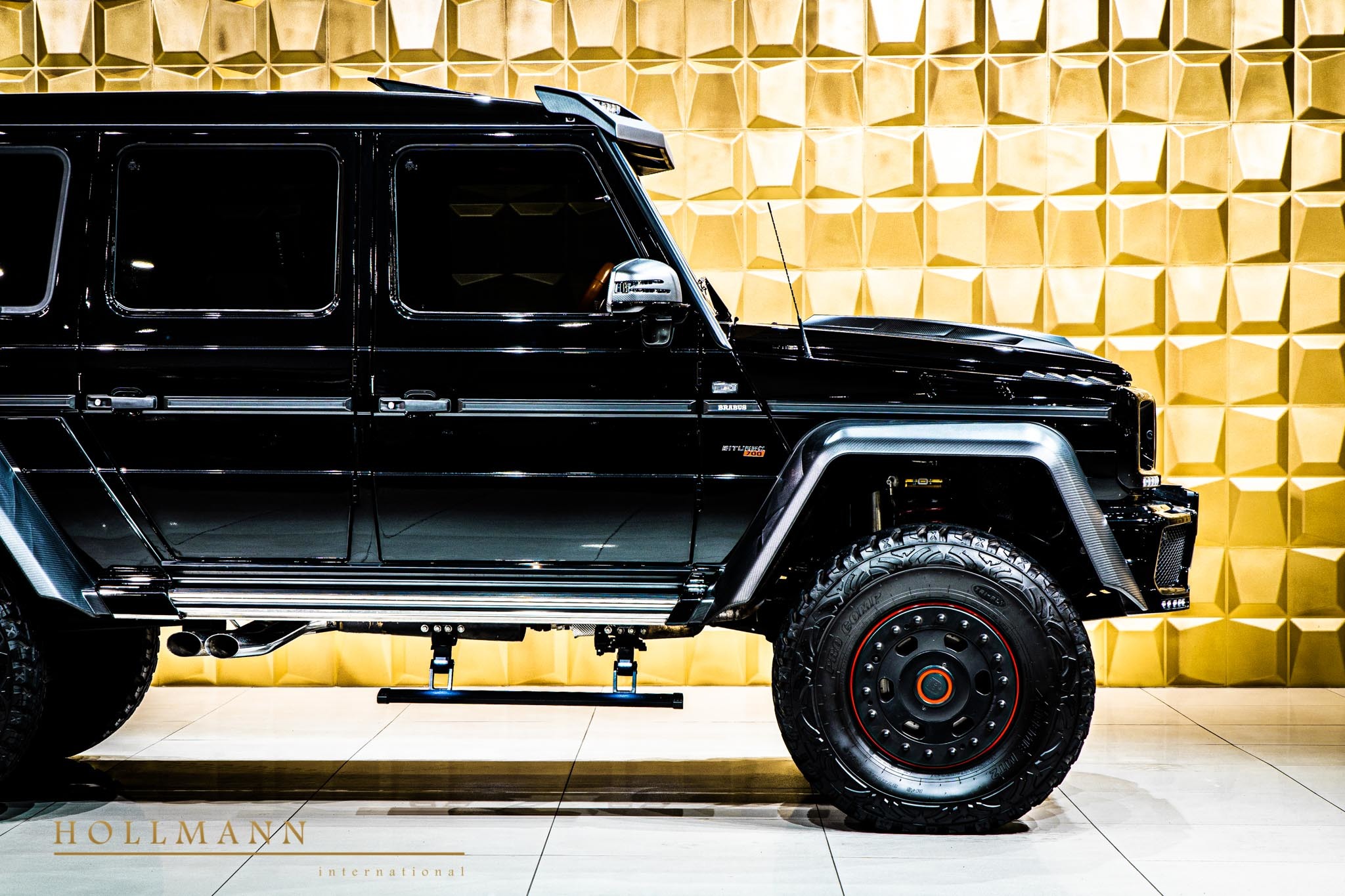 Mercedes Benz G63 Amg 6x6 By Brabus Has 700 Hp 1 Million Price Carscoops