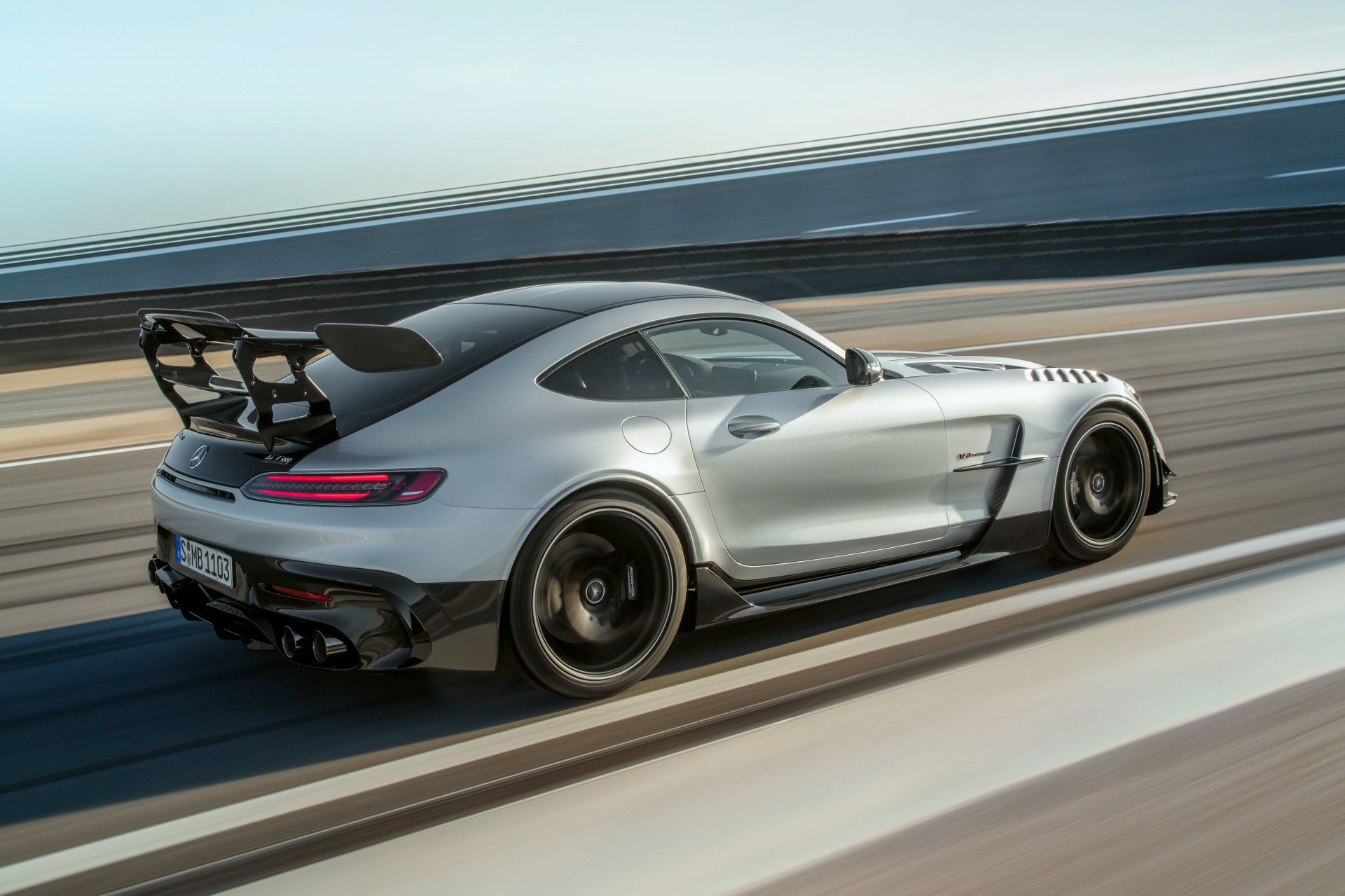 Мерседес быстрая машина. Mercedes Benz AMG gt Black Series 2021. Mercedes AMG gt Black Series 2020. Мерседес АМГ ГТ блек Сериес 2020. AMG gt Black Series 2020.