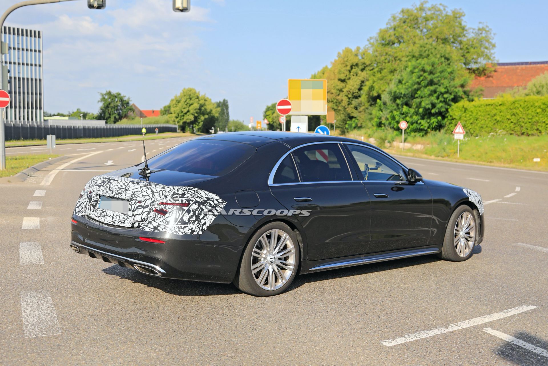 Barely Disguised 2021 Mercedes S-Class Looks Stately In Long-Wheelbase Guise