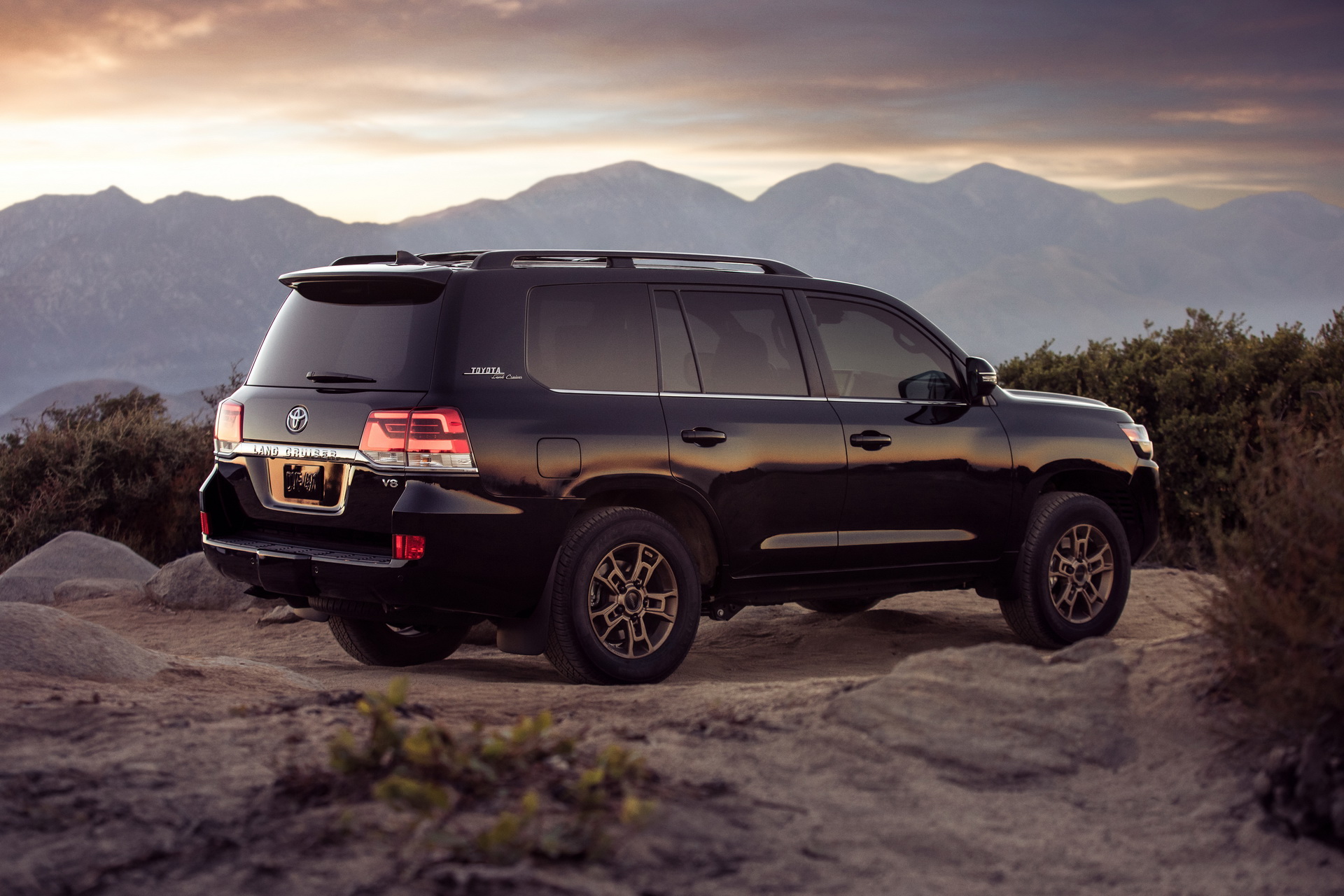2021 Toyota Land Cruiser Heritage Edition Gains Third-Row Option