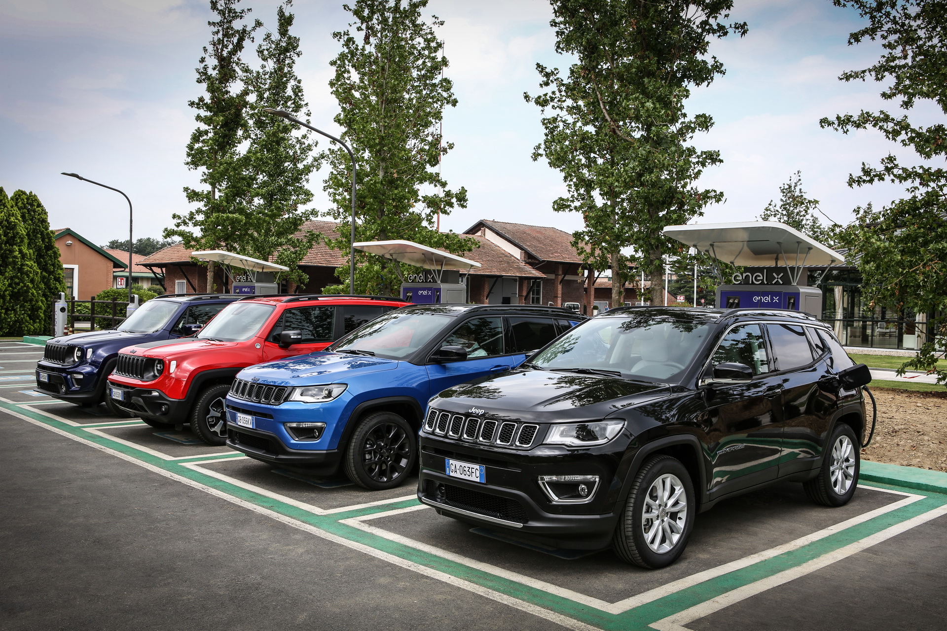 Jeep Details Compass And Renegade 4Xe PHEVs For Their European Launch
