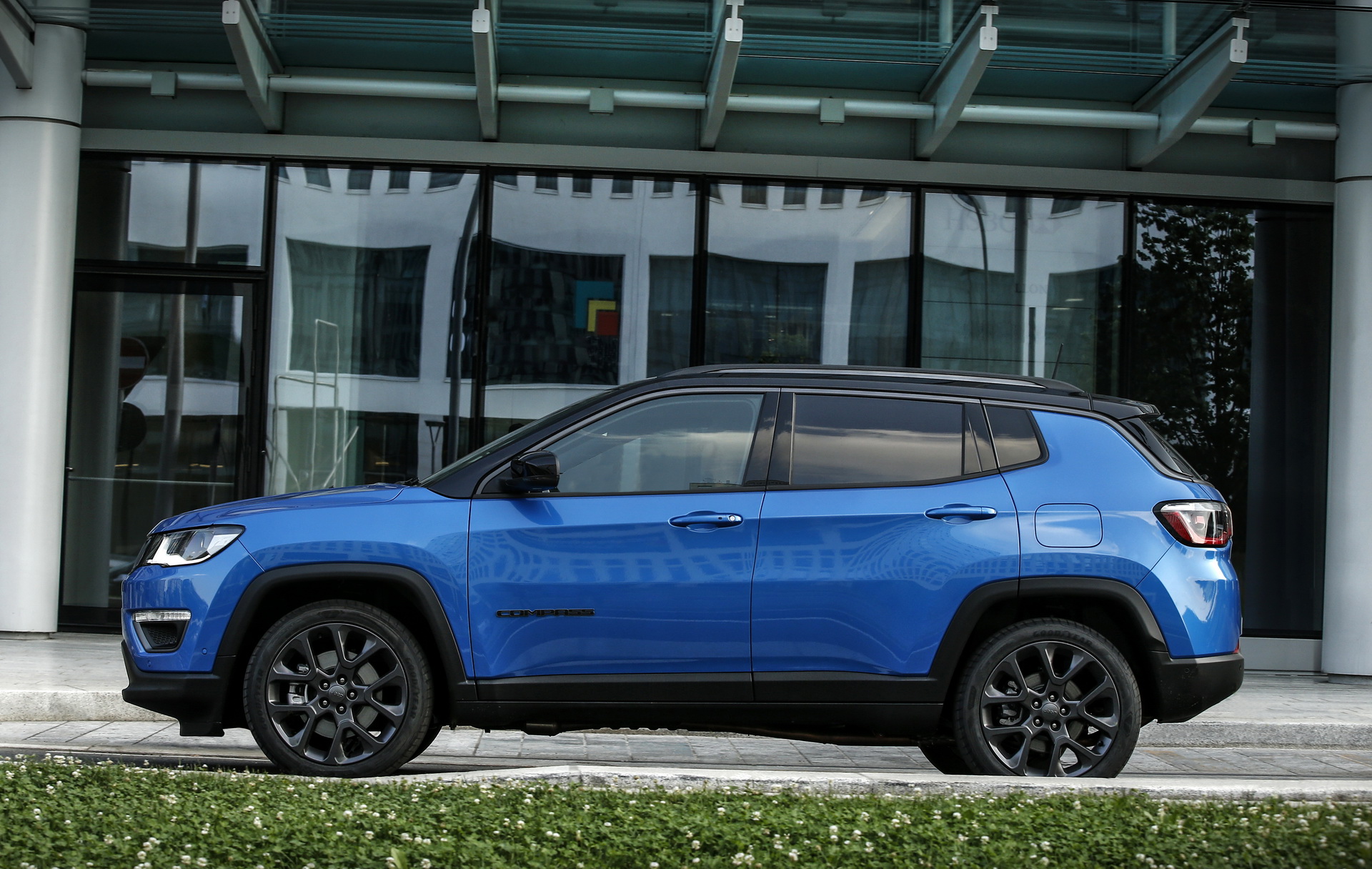 Jeep Details Compass And Renegade 4Xe PHEVs For Their European Launch