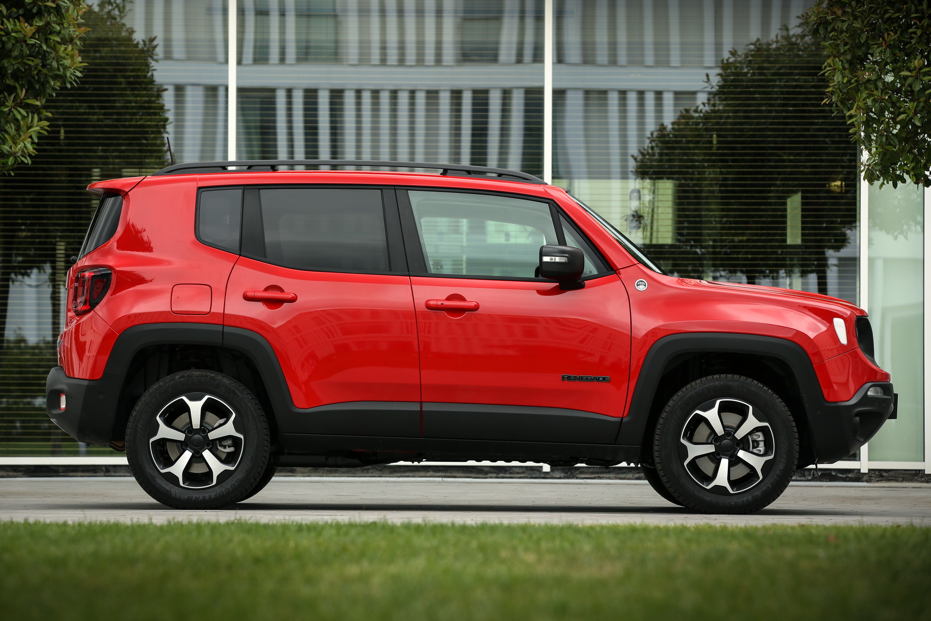 Jeep Details Compass And Renegade 4Xe PHEVs For Their European Launch
