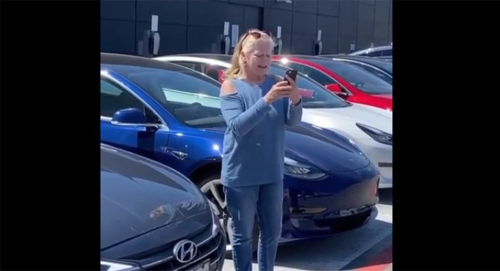  Watch A Woman Get Angry After Being Told She Can’t Park Hyundai In Tesla Spot