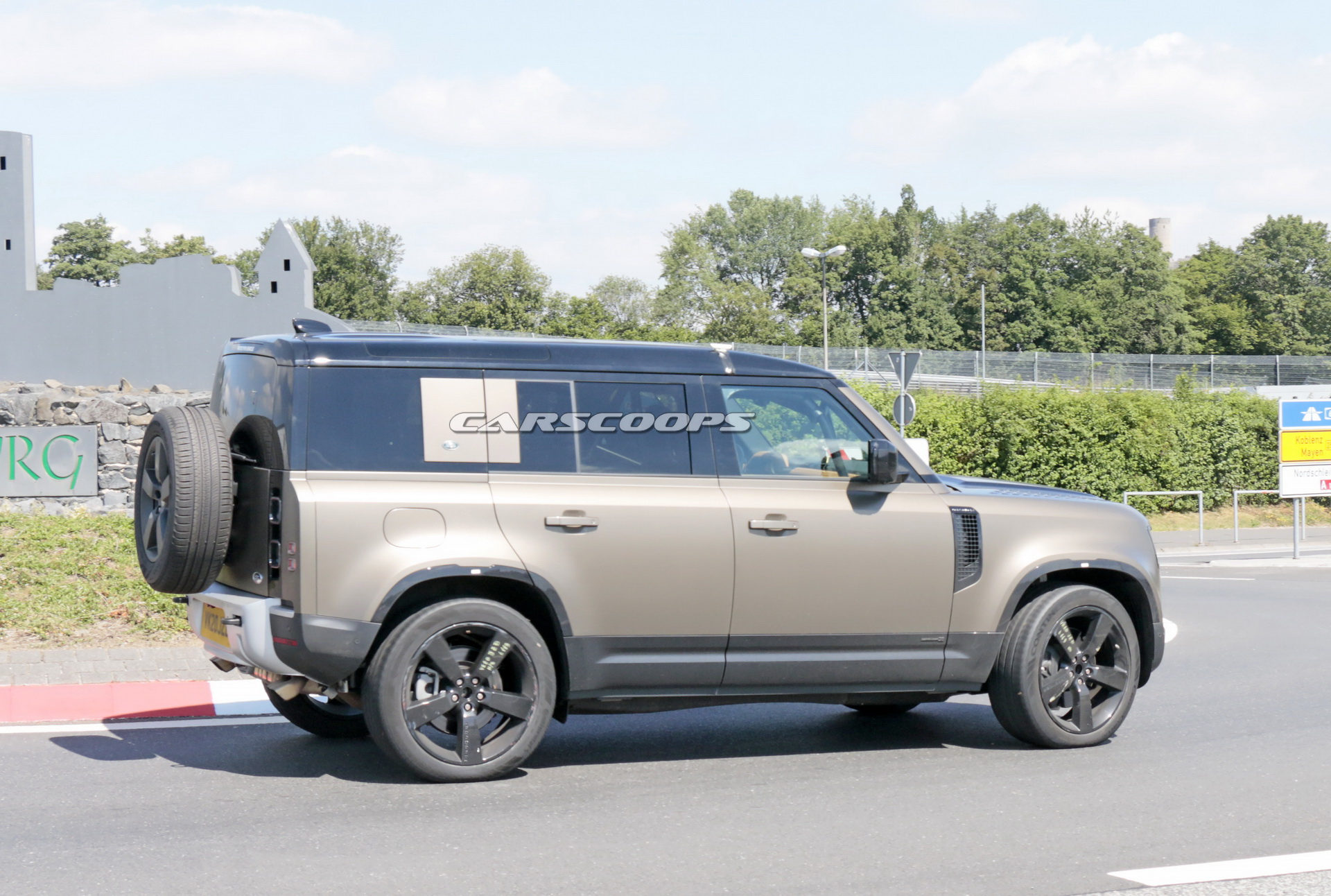 2021 Land Rover Defender V8: Would You Like 500 HP With Your New British 4×4?