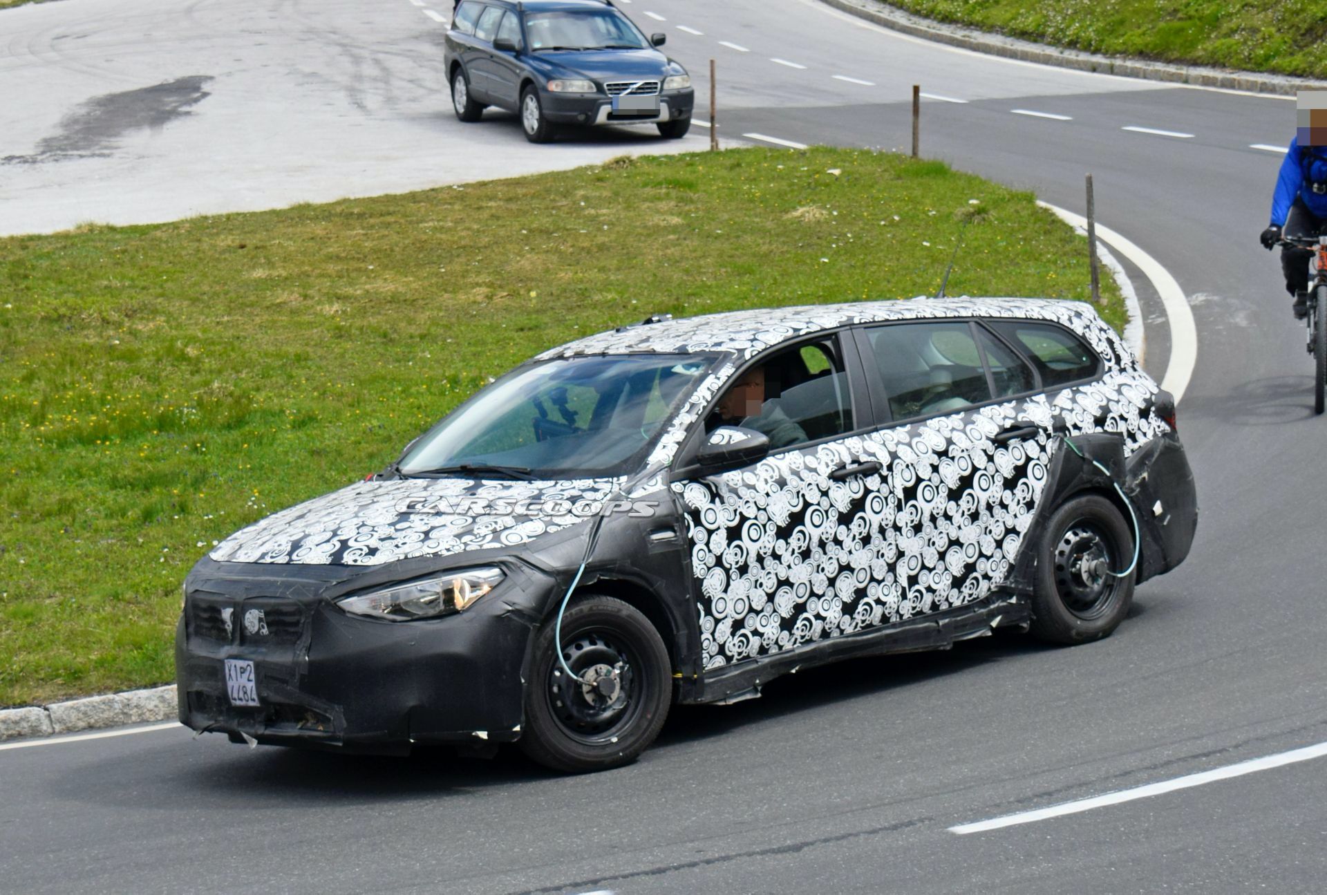 High-Riding 2021 Fiat Tipo SW Cross Makes Spy Debut