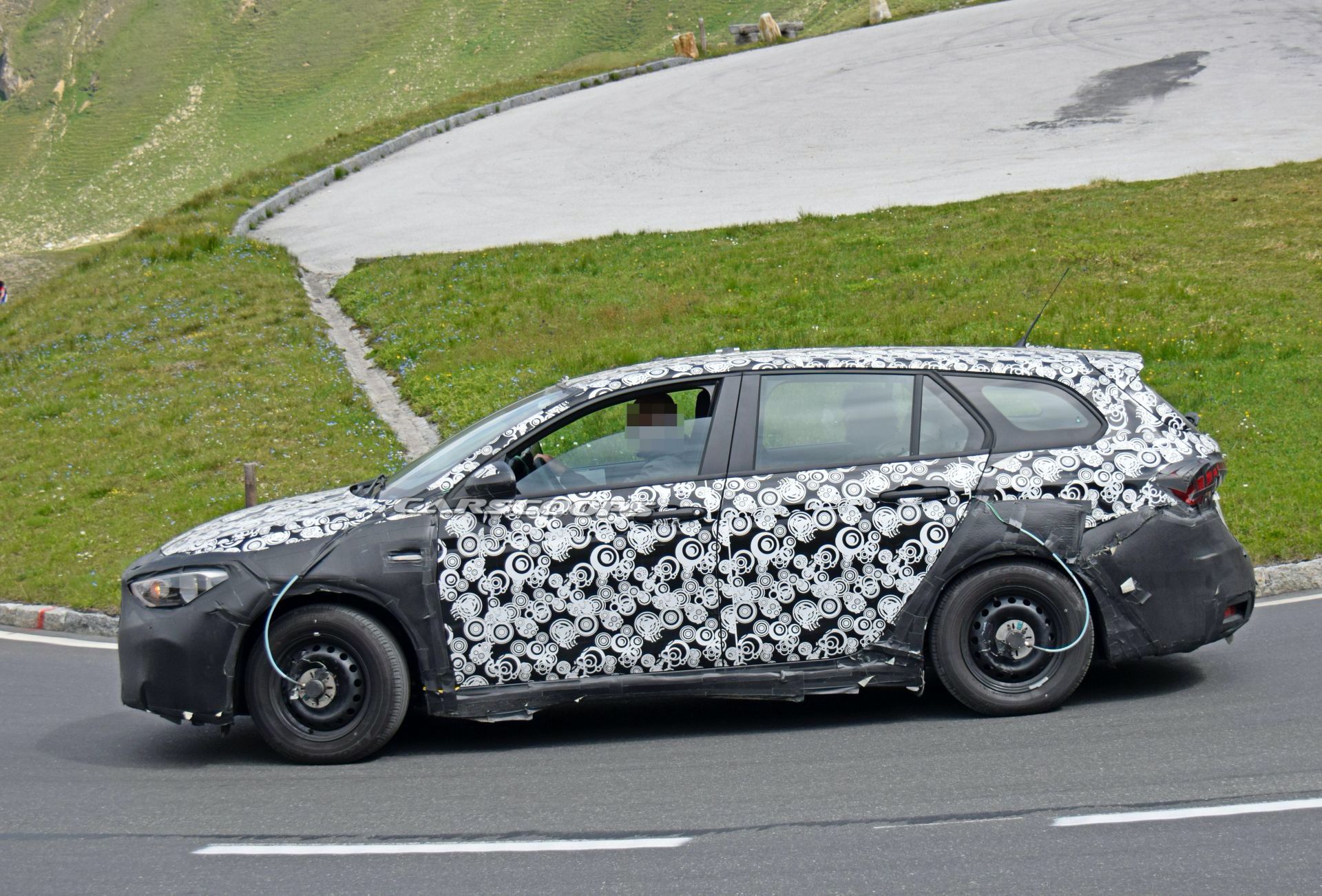 High-Riding 2021 Fiat Tipo SW Cross Makes Spy Debut
