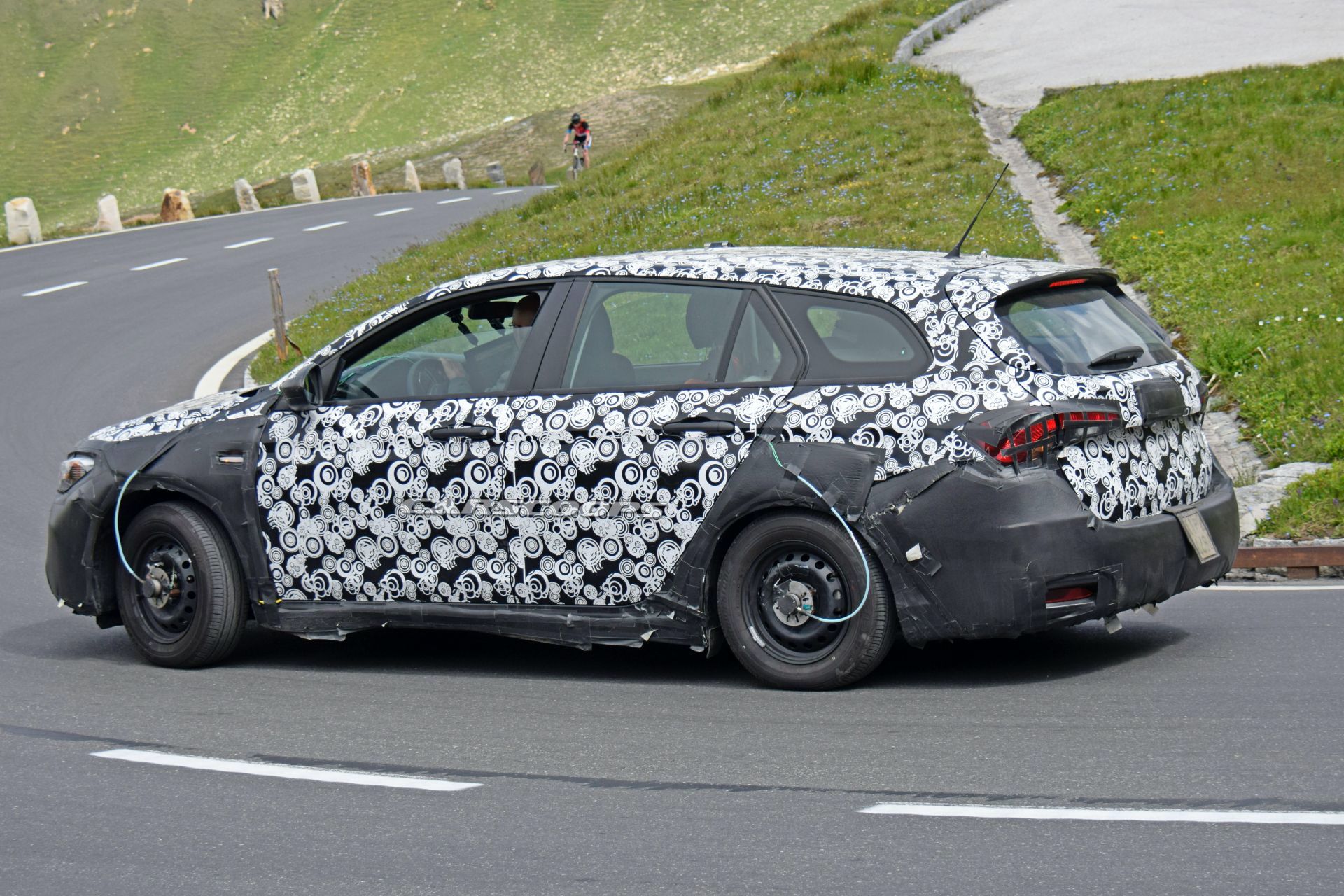 High-Riding 2021 Fiat Tipo SW Cross Makes Spy Debut
