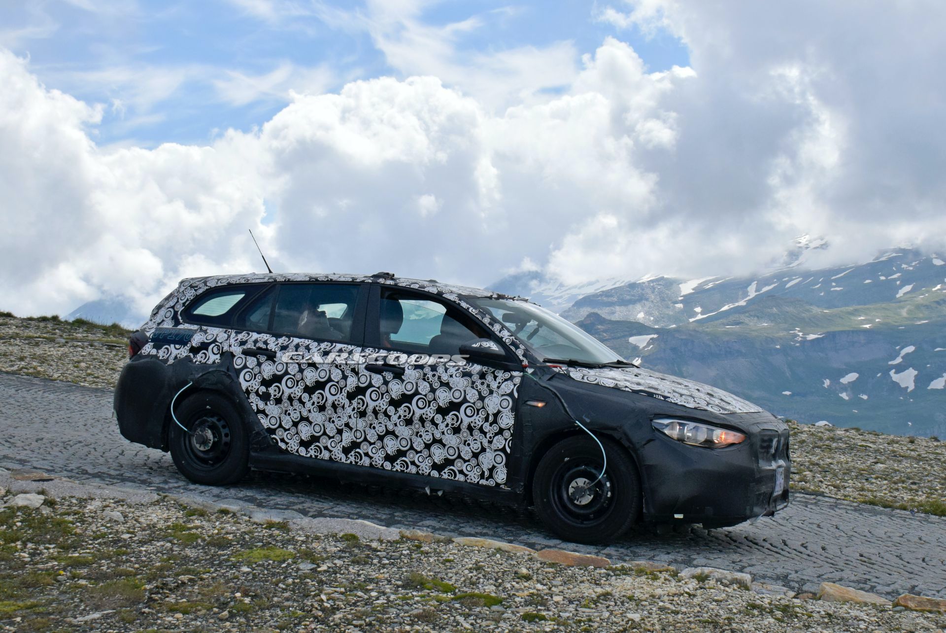 High-Riding 2021 Fiat Tipo SW Cross Makes Spy Debut